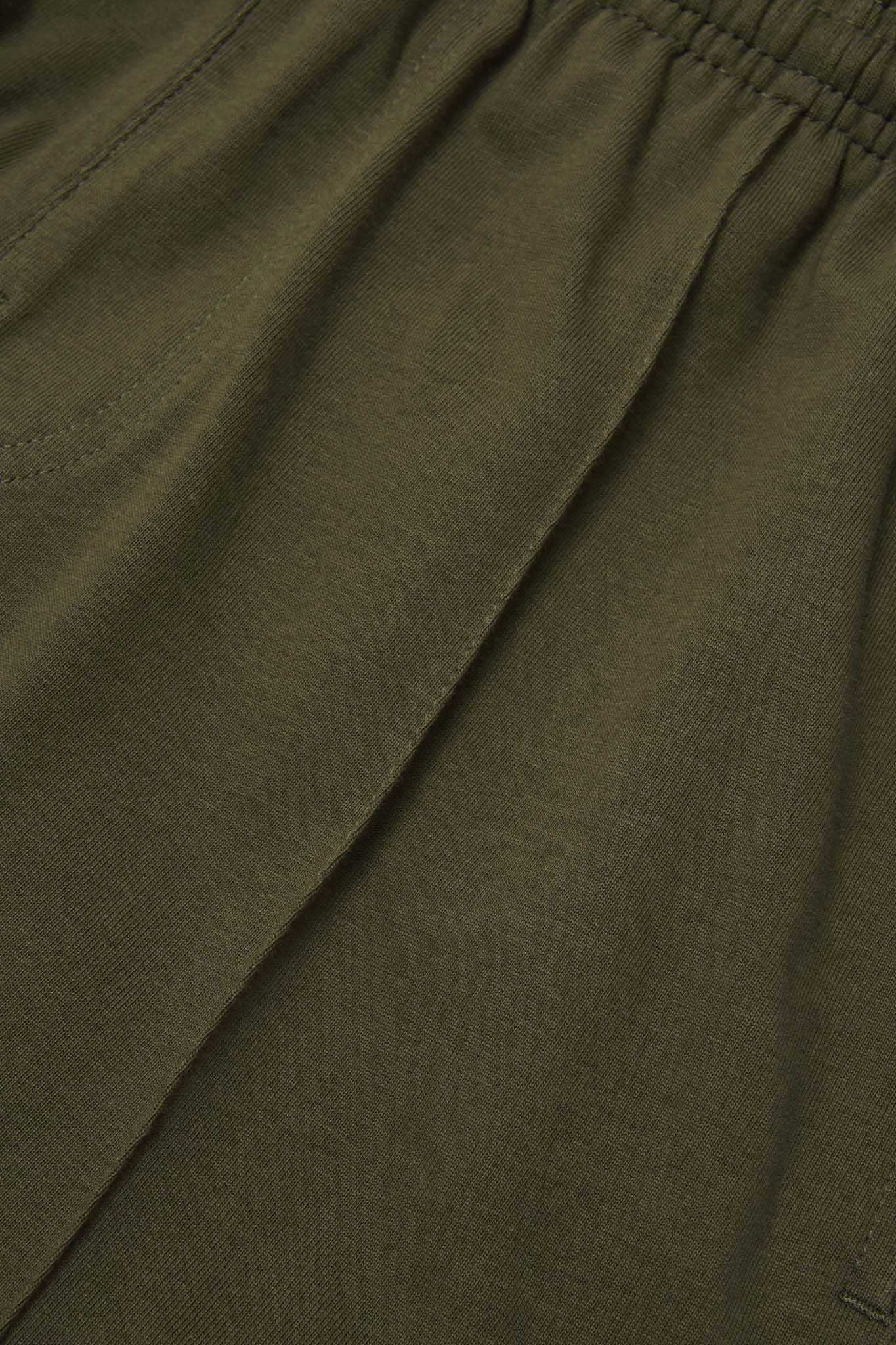 PLEATED HOUSE SHORTS IN DARK MOSS