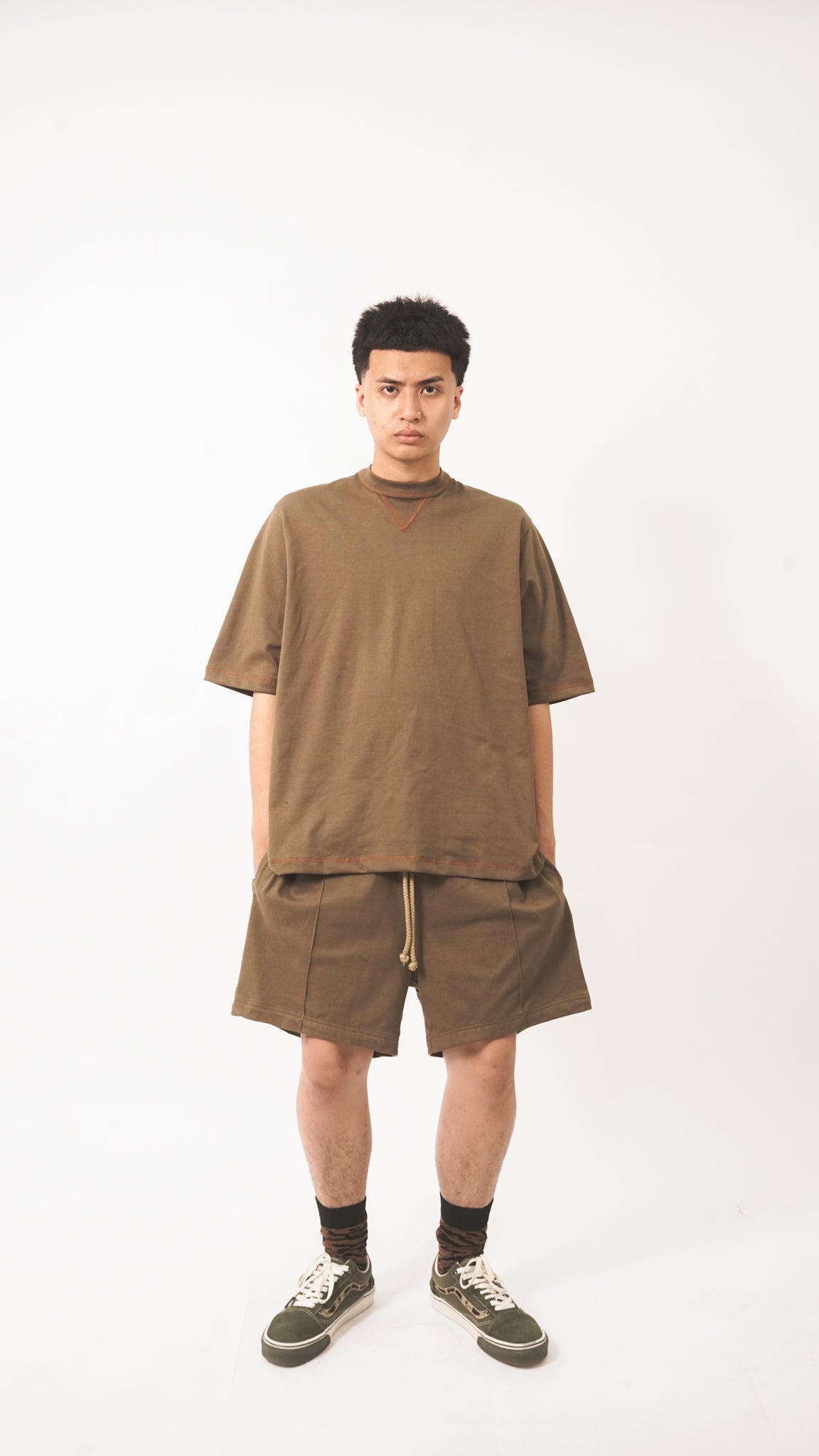 PLEATED HOUSE SHORTS IN DARK MOSS