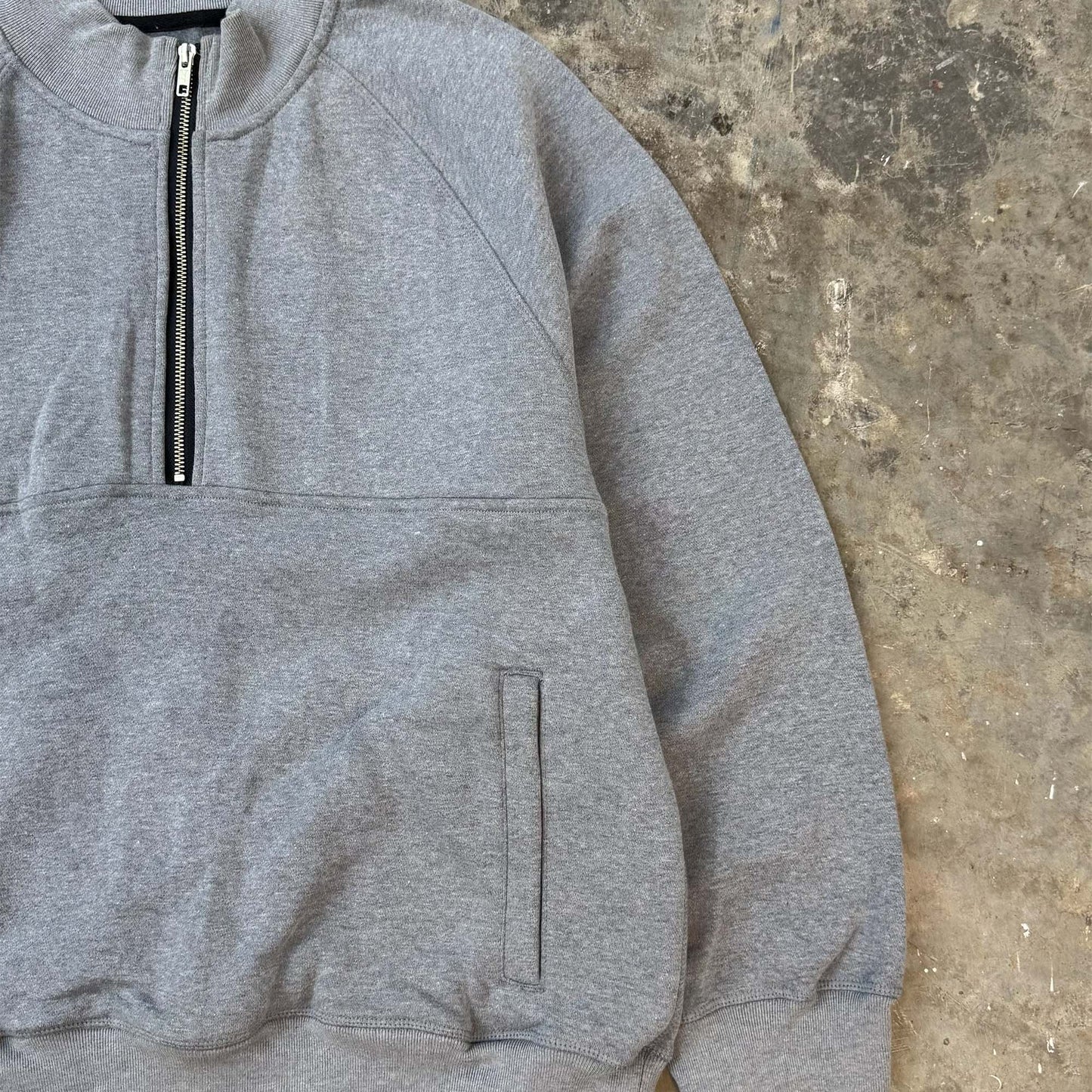 QUARTER ZIP SWEATSHIRT IN HEATHER GREY