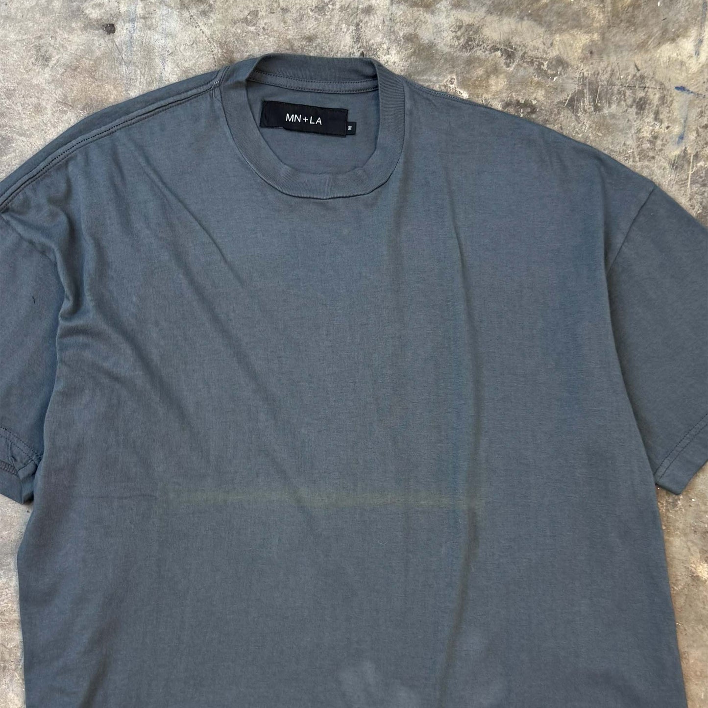 BOX LITE TEE IN CEMENT GREY