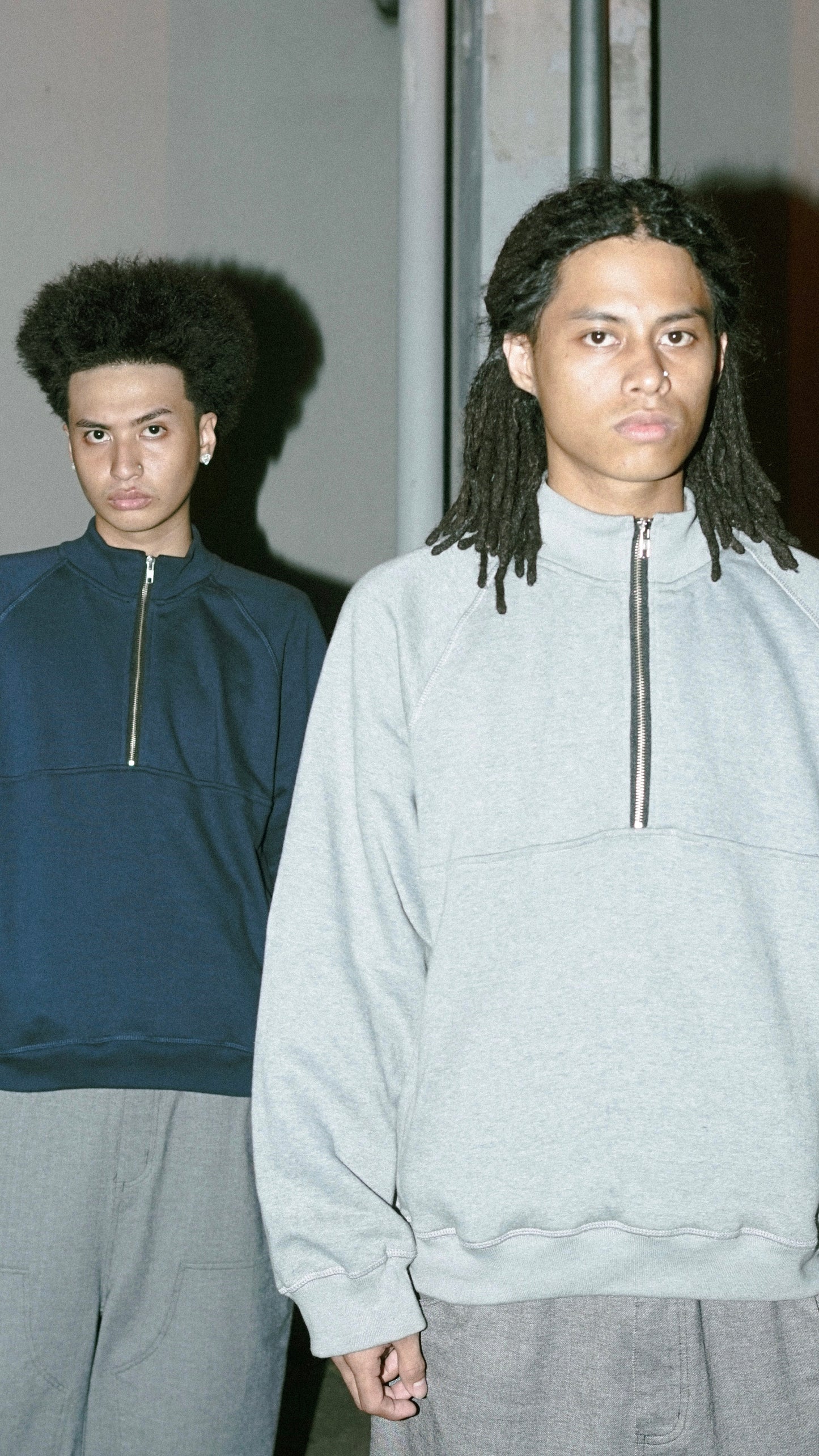 QUARTER ZIP SWEATSHIRT IN HEATHER GREY