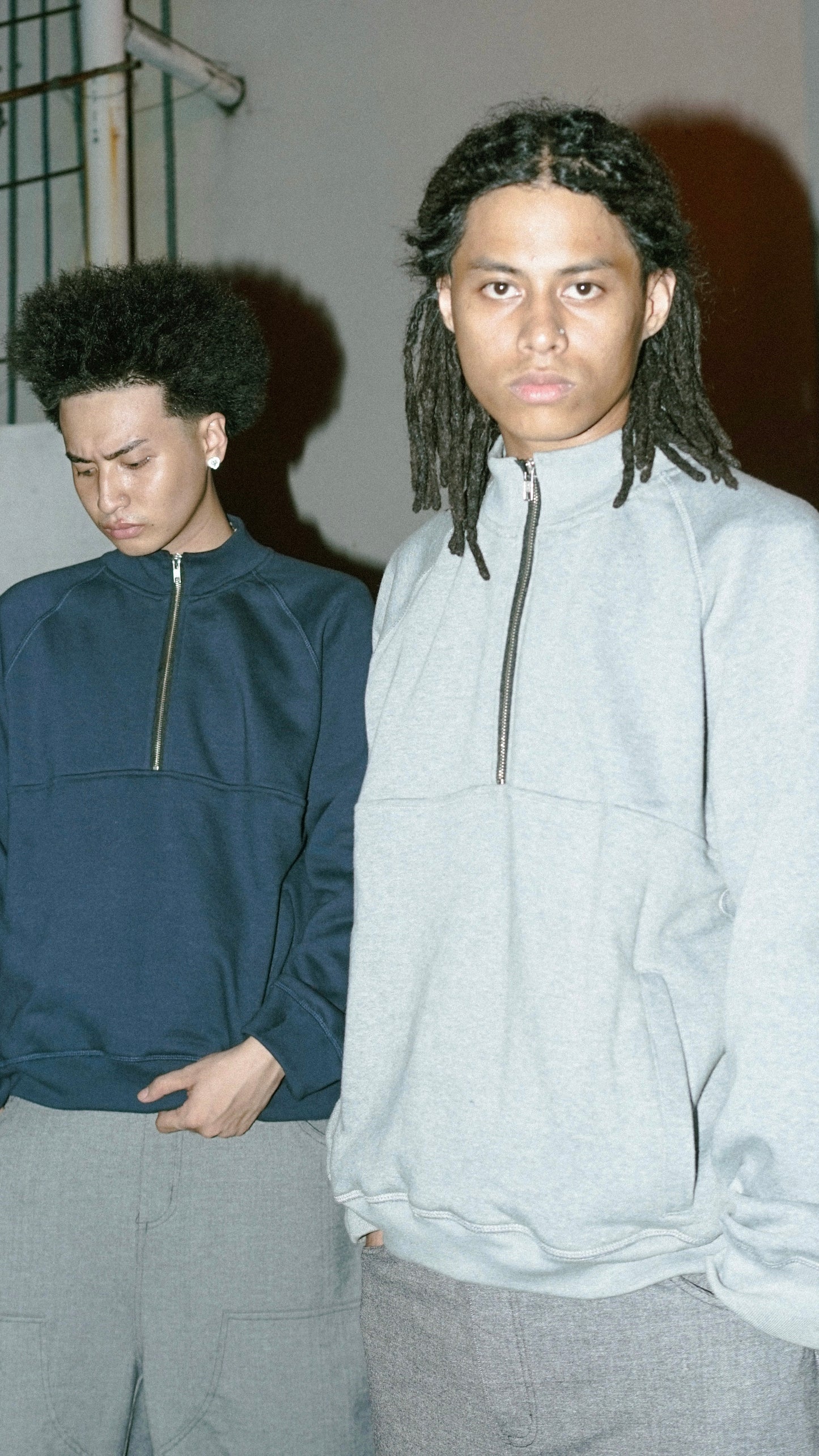 QUARTER ZIP SWEATSHIRT IN HEATHER GREY