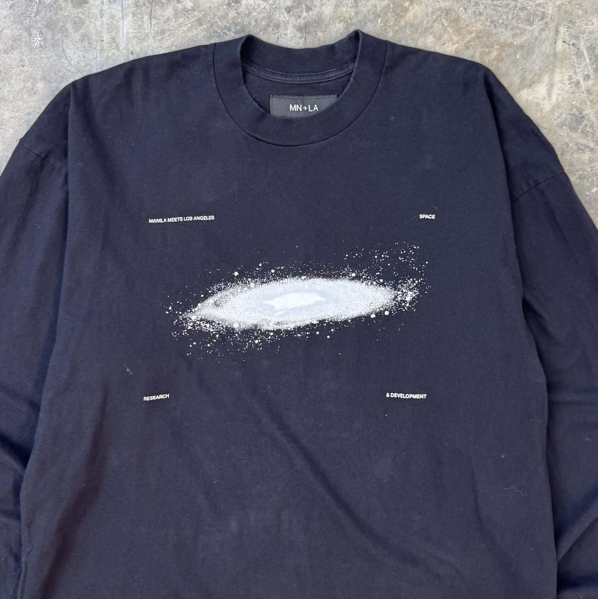 "MN+LA SPACE R&D" LONGSLEEVE TEE IN ANTHRACITE