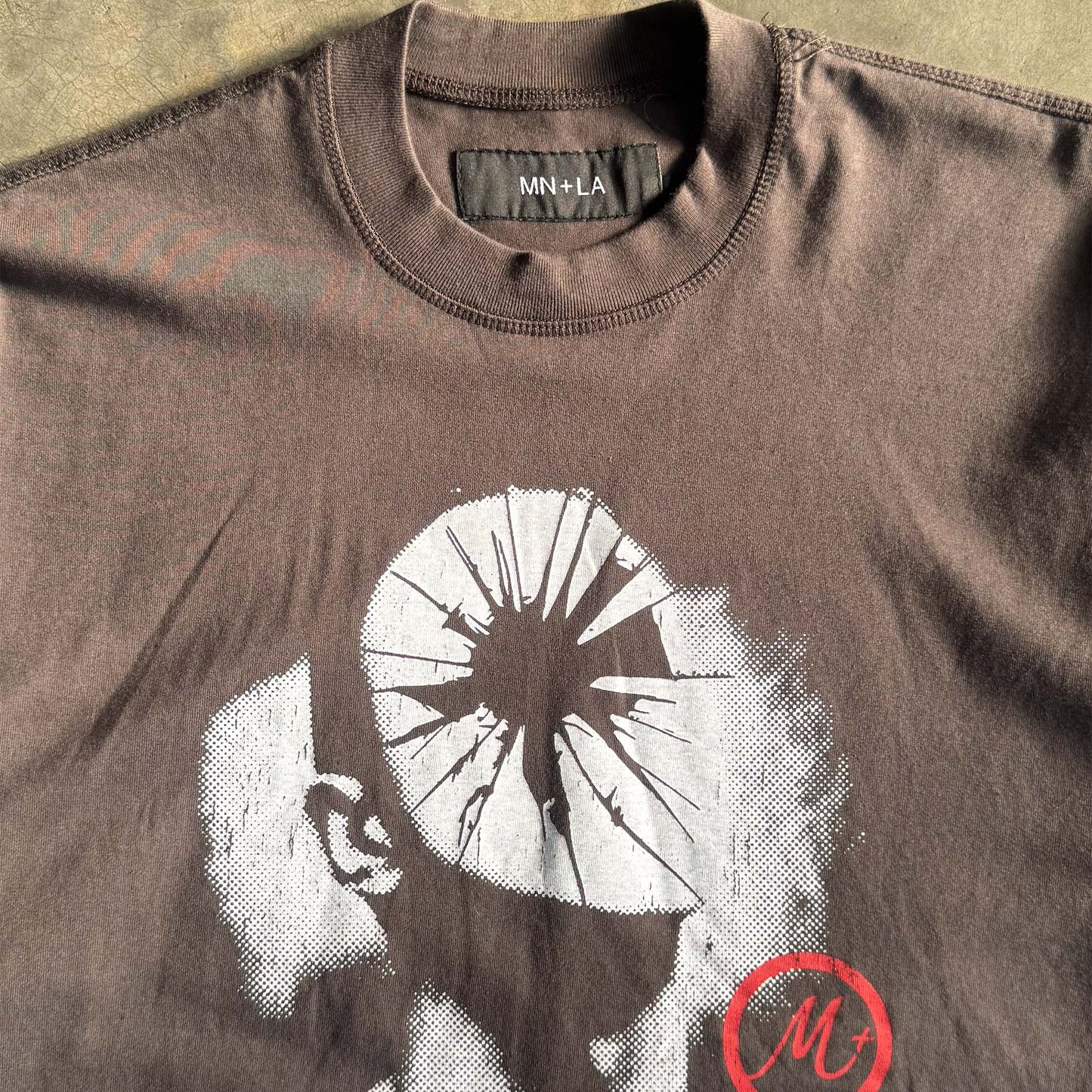 "HEAD SHOT" TEE IN CHARCOAL GREY