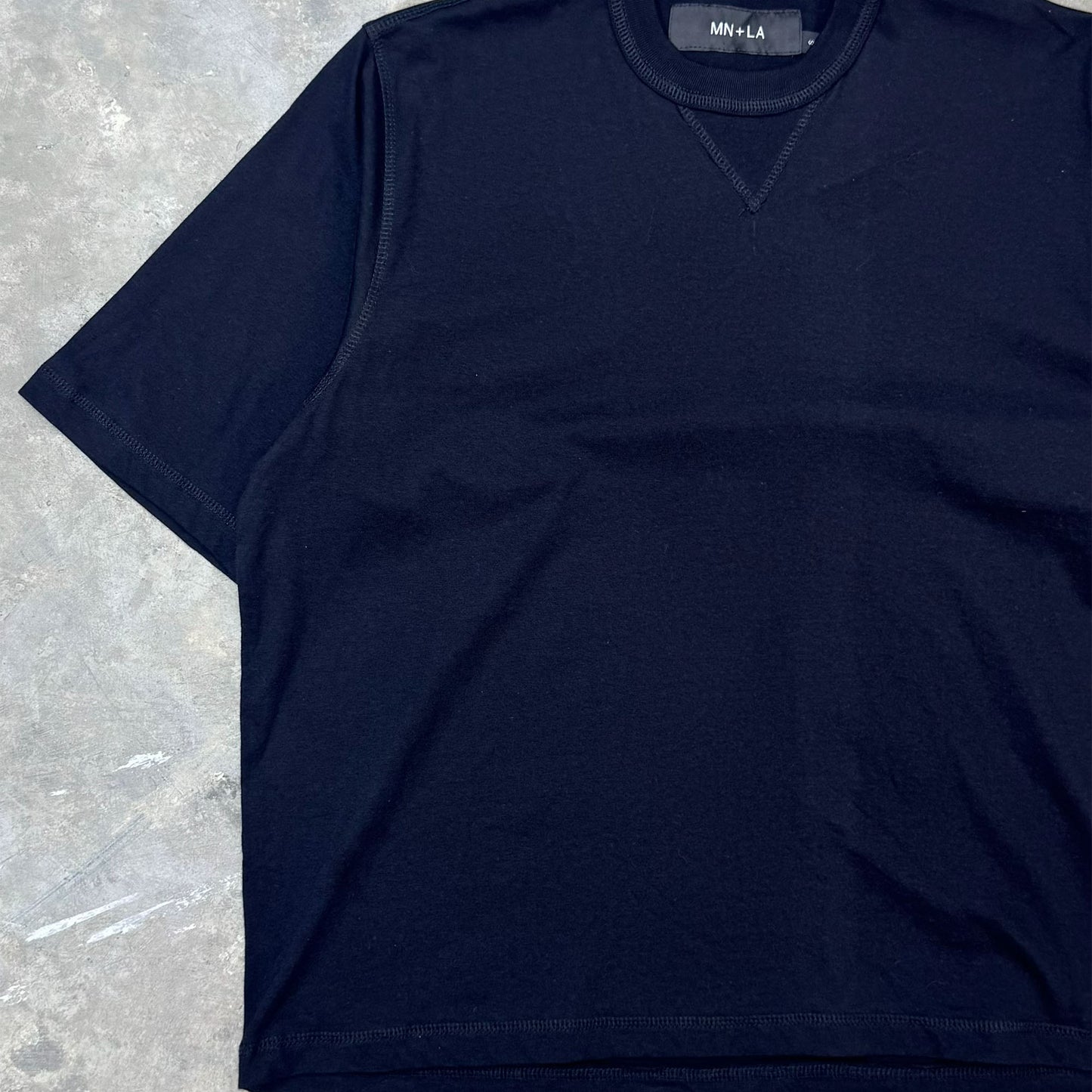 MILITIA MOCK NECK TEE IN ANTHRACITE