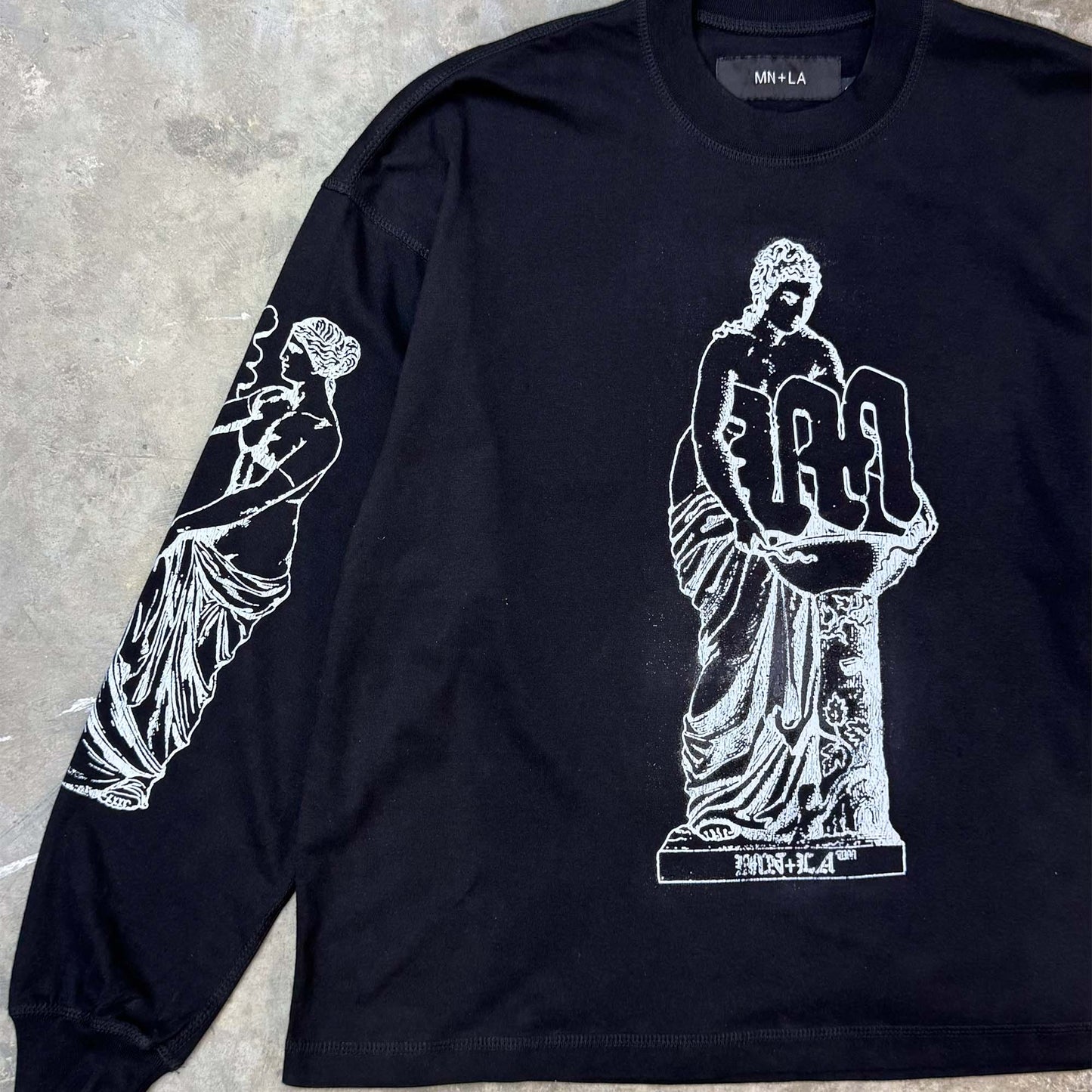 M'$ MOTHERLAND LONGSLEEVE TEE IN ANTHRACITE