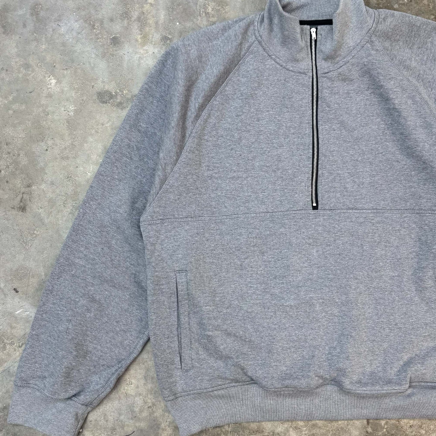 QUARTER ZIP SWEATSHIRT IN HEATHER GREY