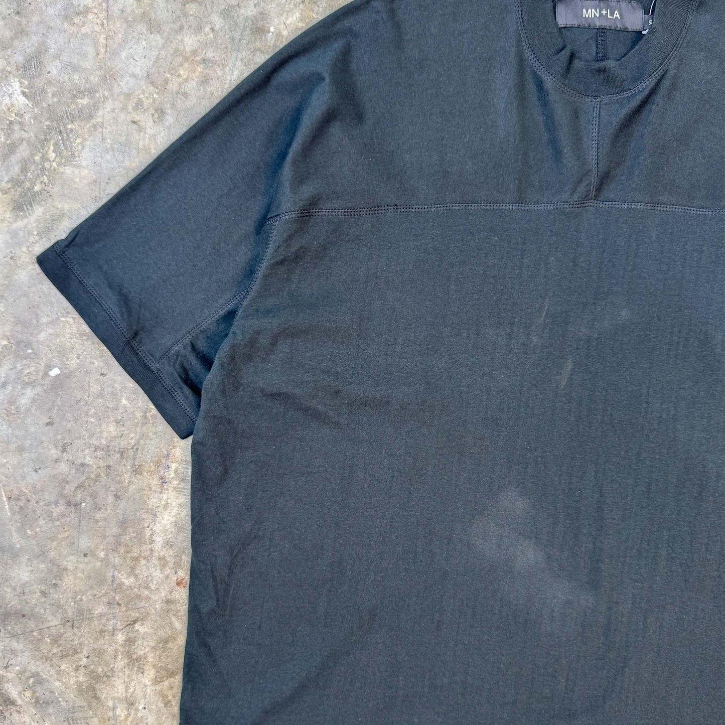 STRIDE V2 TEE IN CAVIAR