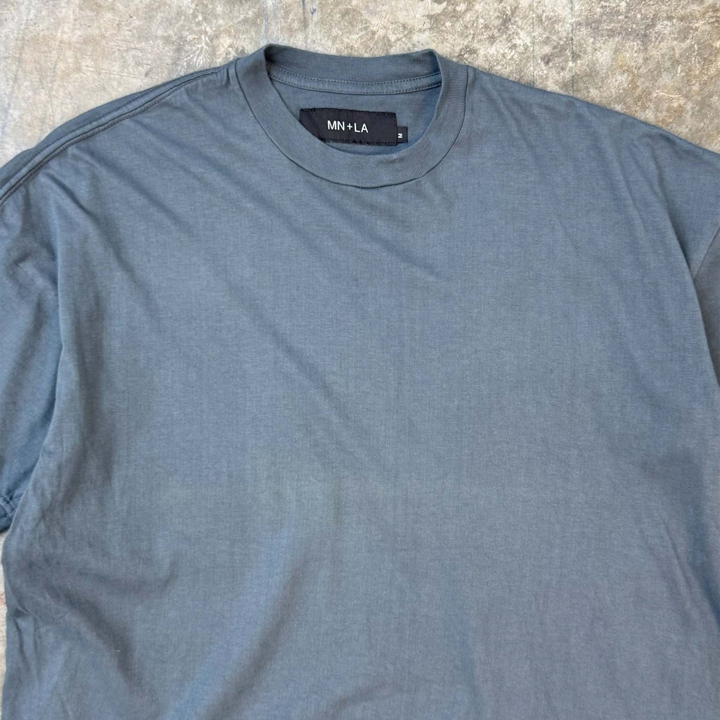 BOX LITE TEE IN CEMENT GREY