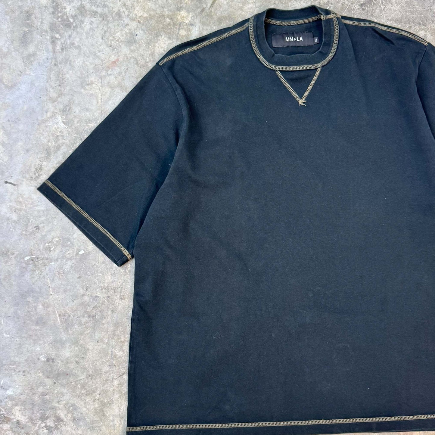 EXO™ MILITIA MOCK NECK TEE IN CAVIAR/OLIVE