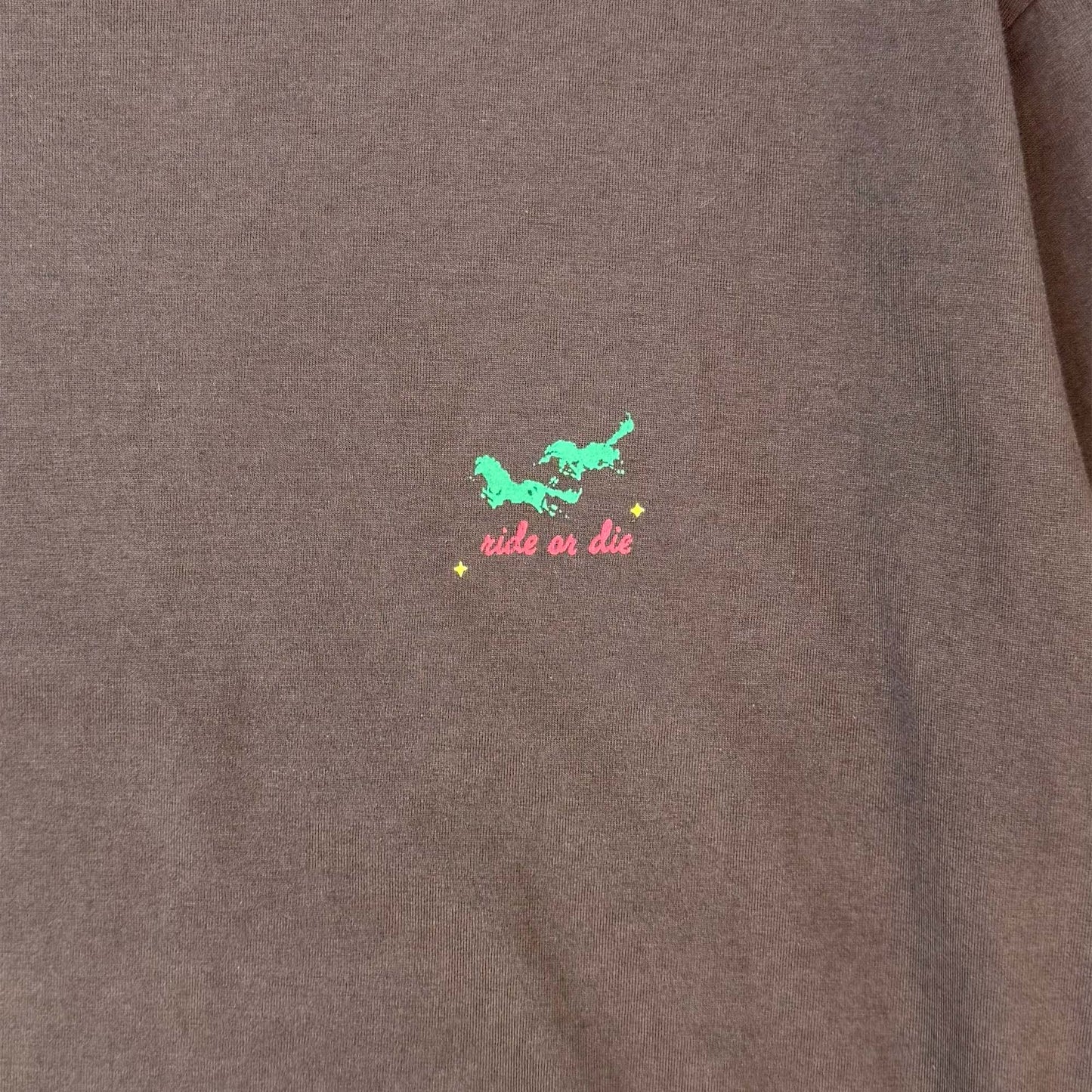 "RIDE OR DIE" TEE IN WOOD