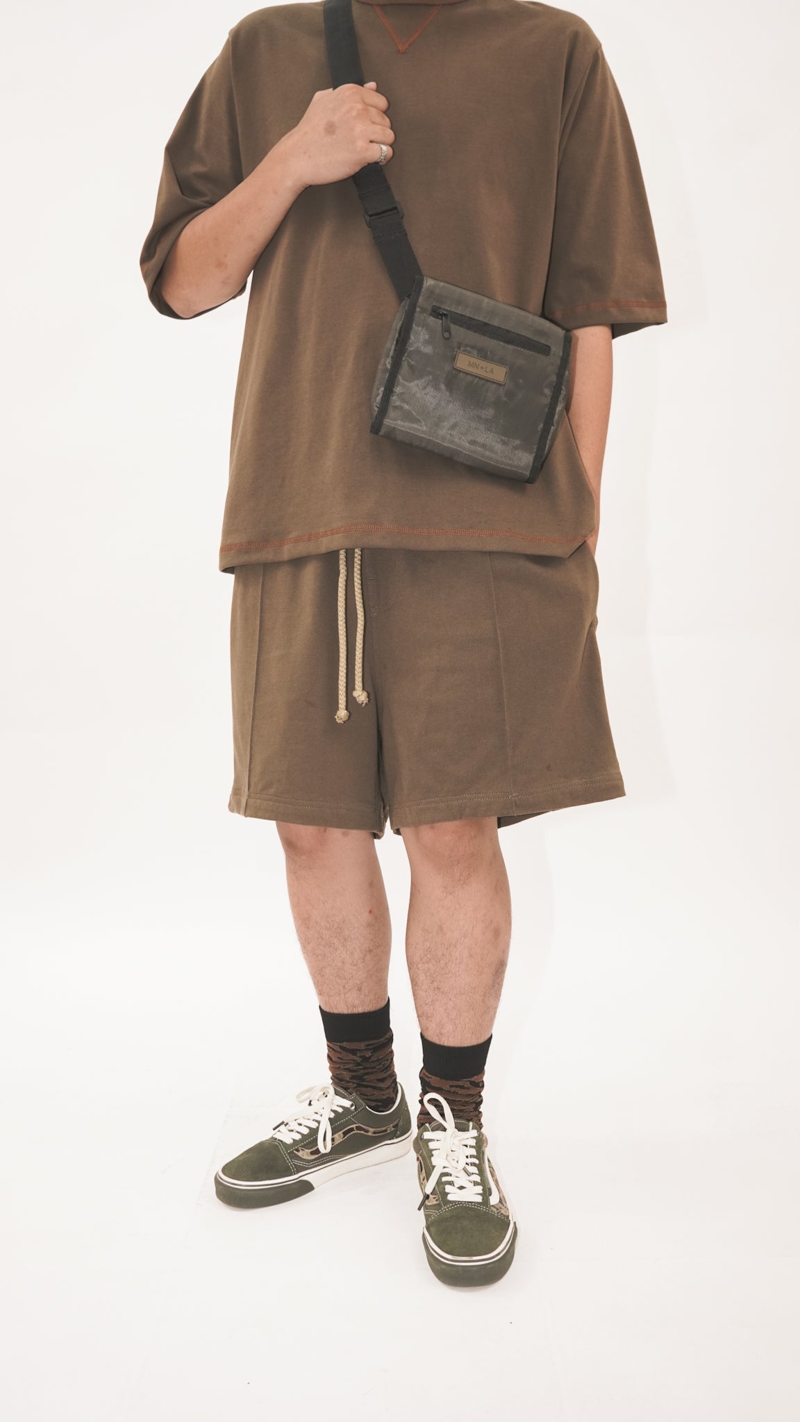 PLEATED HOUSE SHORTS IN DARK MOSS