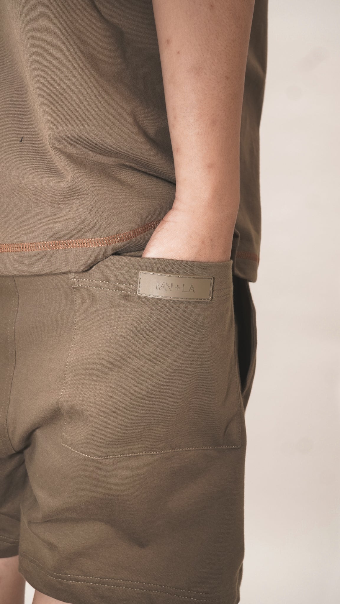 PLEATED HOUSE SHORTS IN DARK MOSS