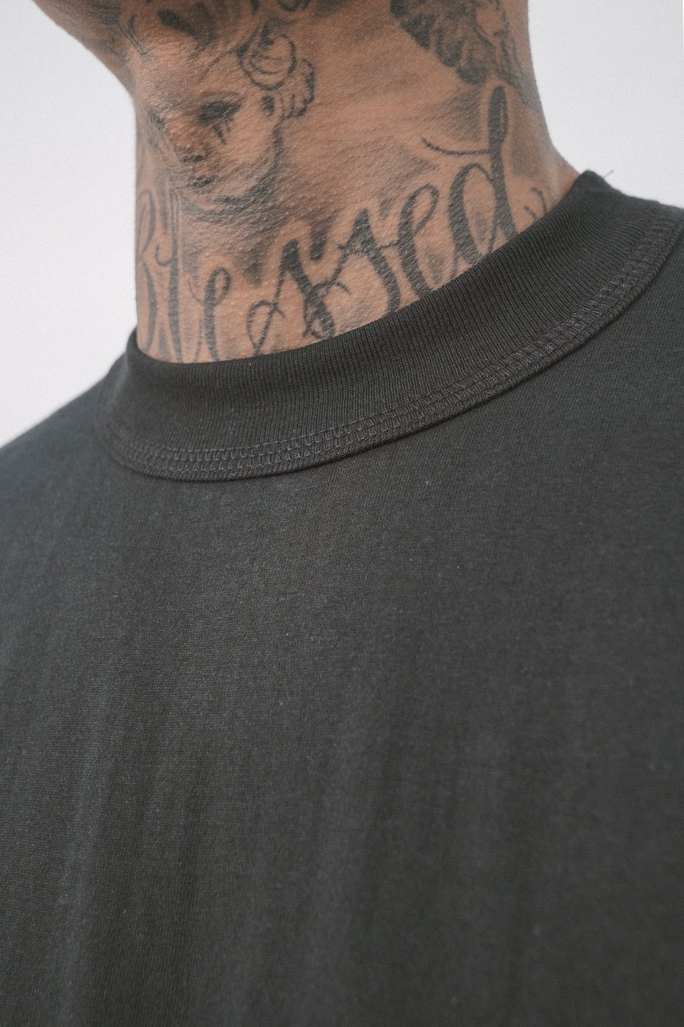 CLASSIC LITE POCKET TEE V3 IN CAVIAR