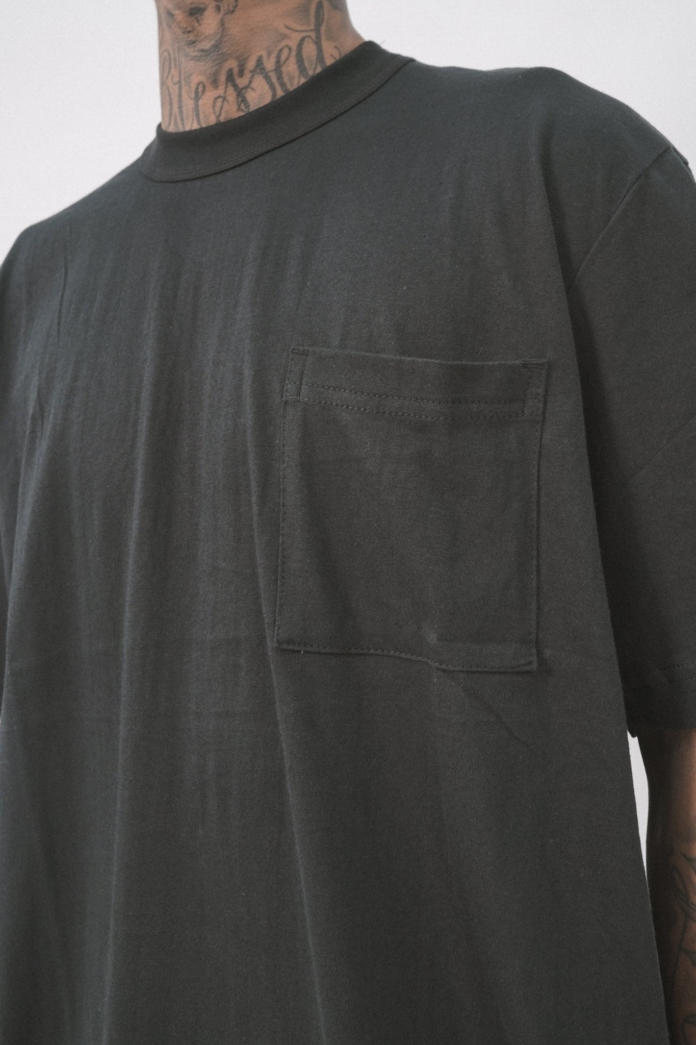 CLASSIC LITE POCKET TEE V3 IN CAVIAR