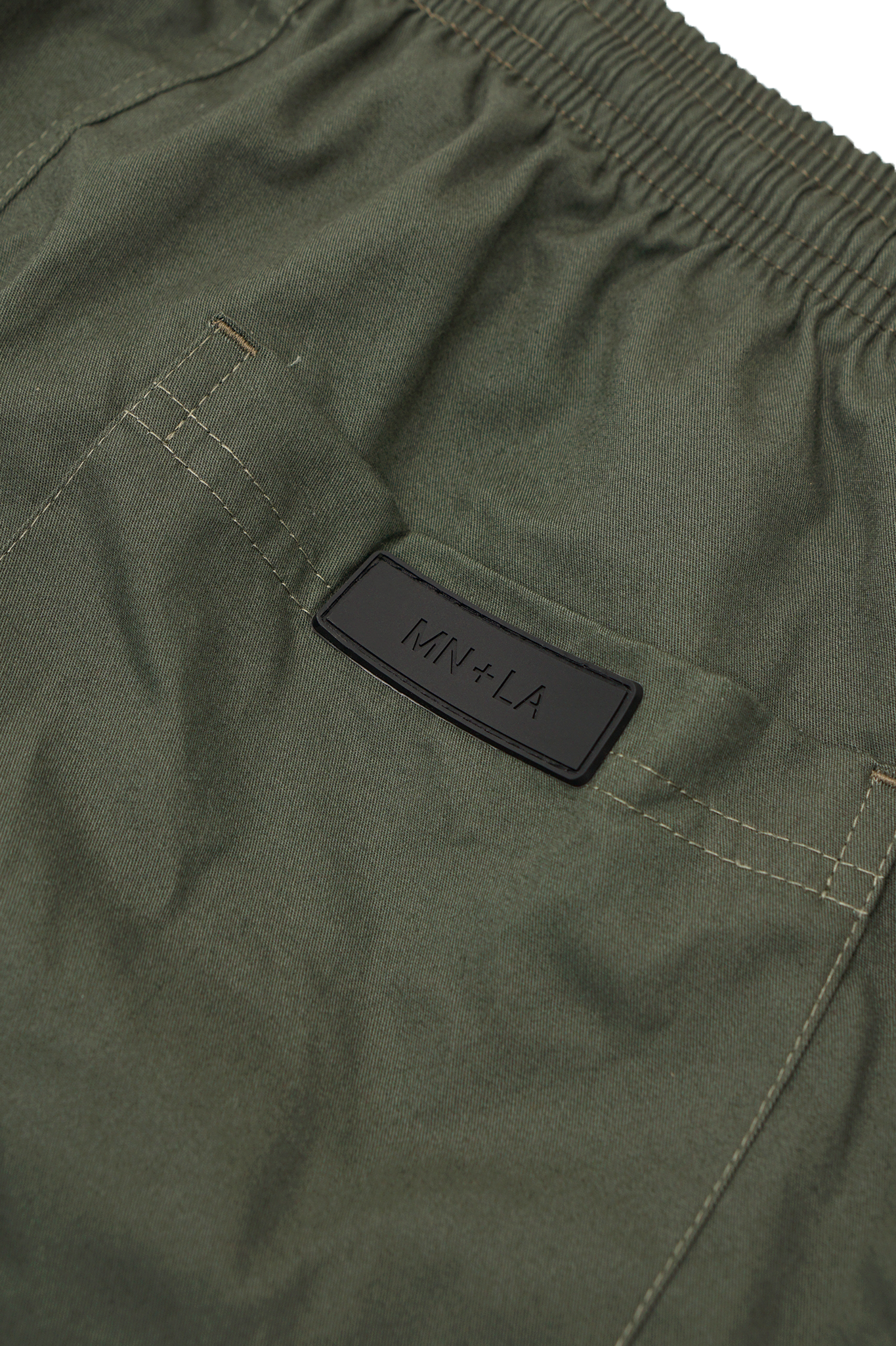 PLEATED HOUSE SHORTS IN MOSS GREEN