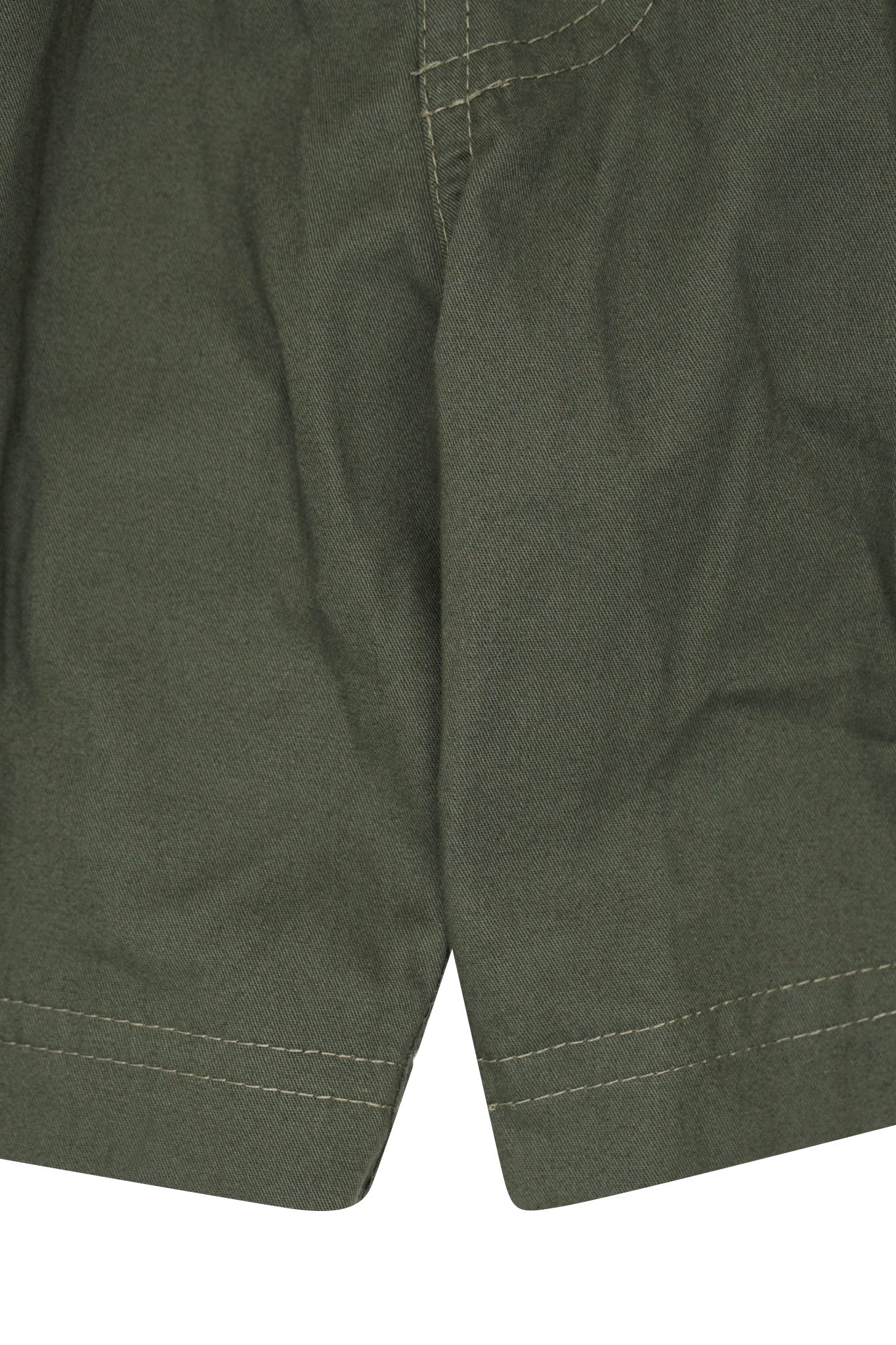 PLEATED HOUSE SHORTS IN MOSS GREEN