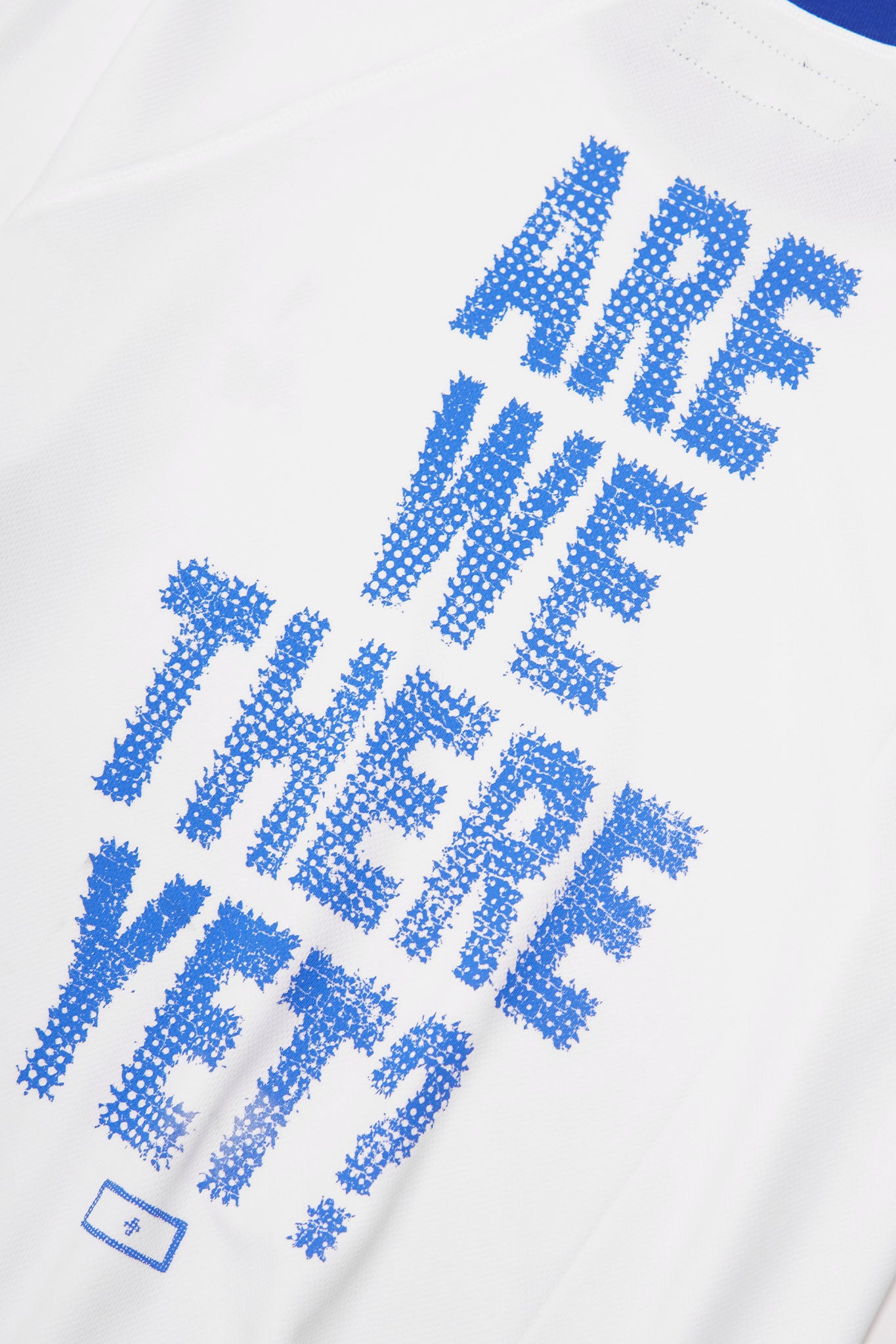 "ARE WE THERE YET?" TEE IN WHITE/ELECTRIC BLUE