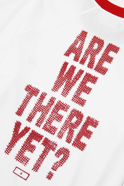 "ARE WE THERE YET?" TEE IN WHITE/RARRI RED