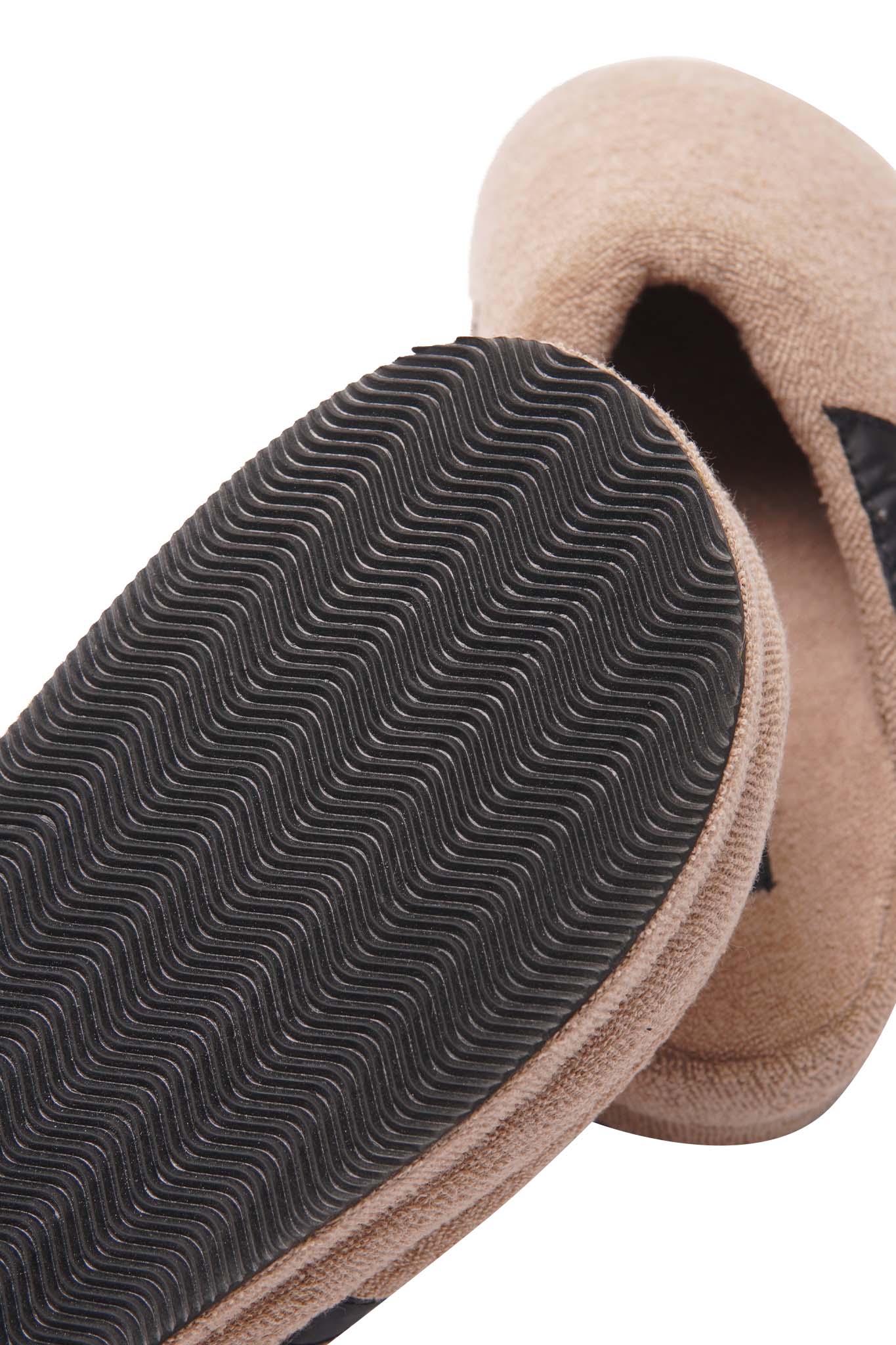 GRIZZLY CLOGS IN CANYON DUST