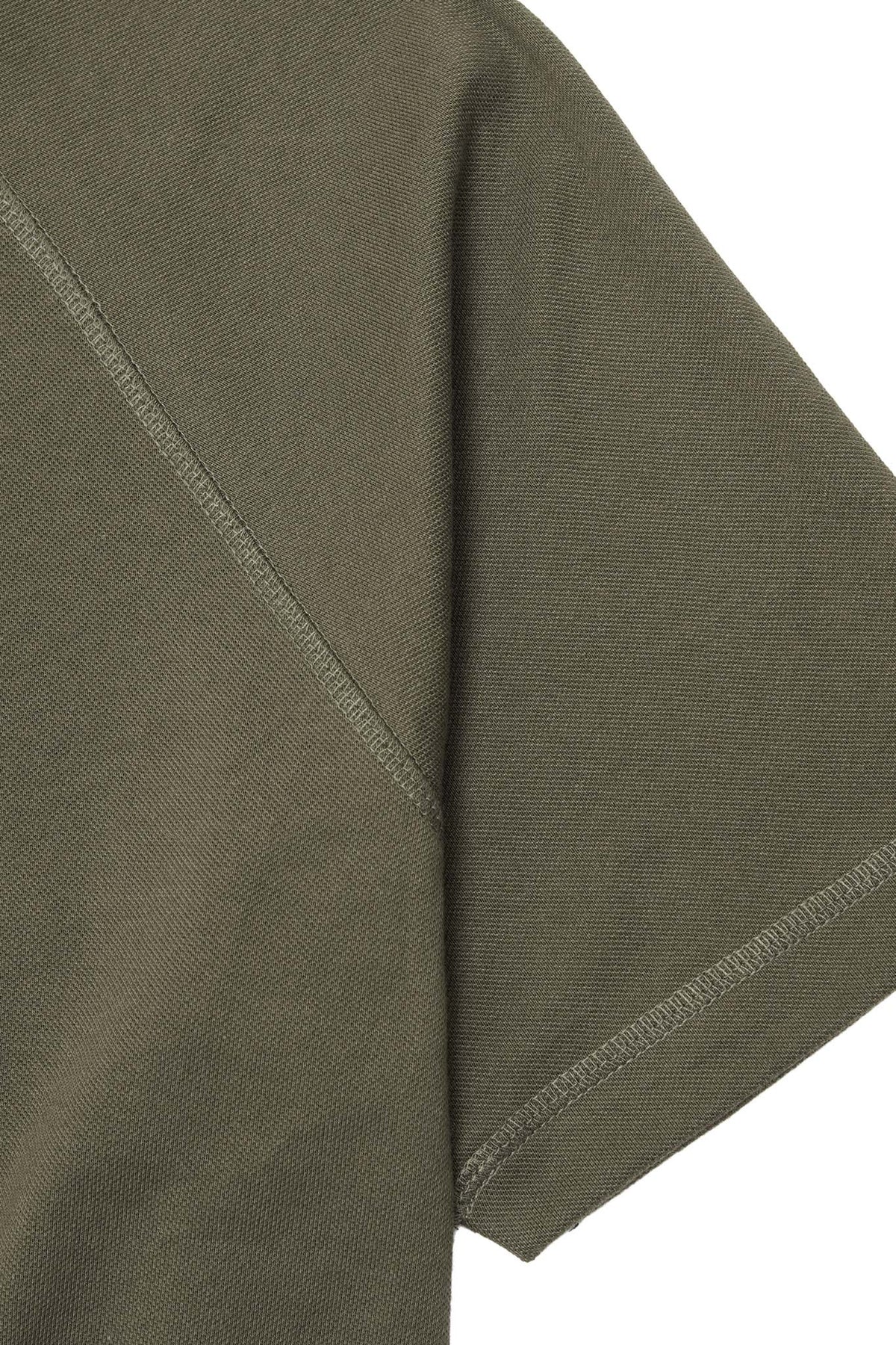 MOTION TEE IN OLIVE
