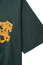 “BURNING STALLION” TEE IN HUNTER GREEN