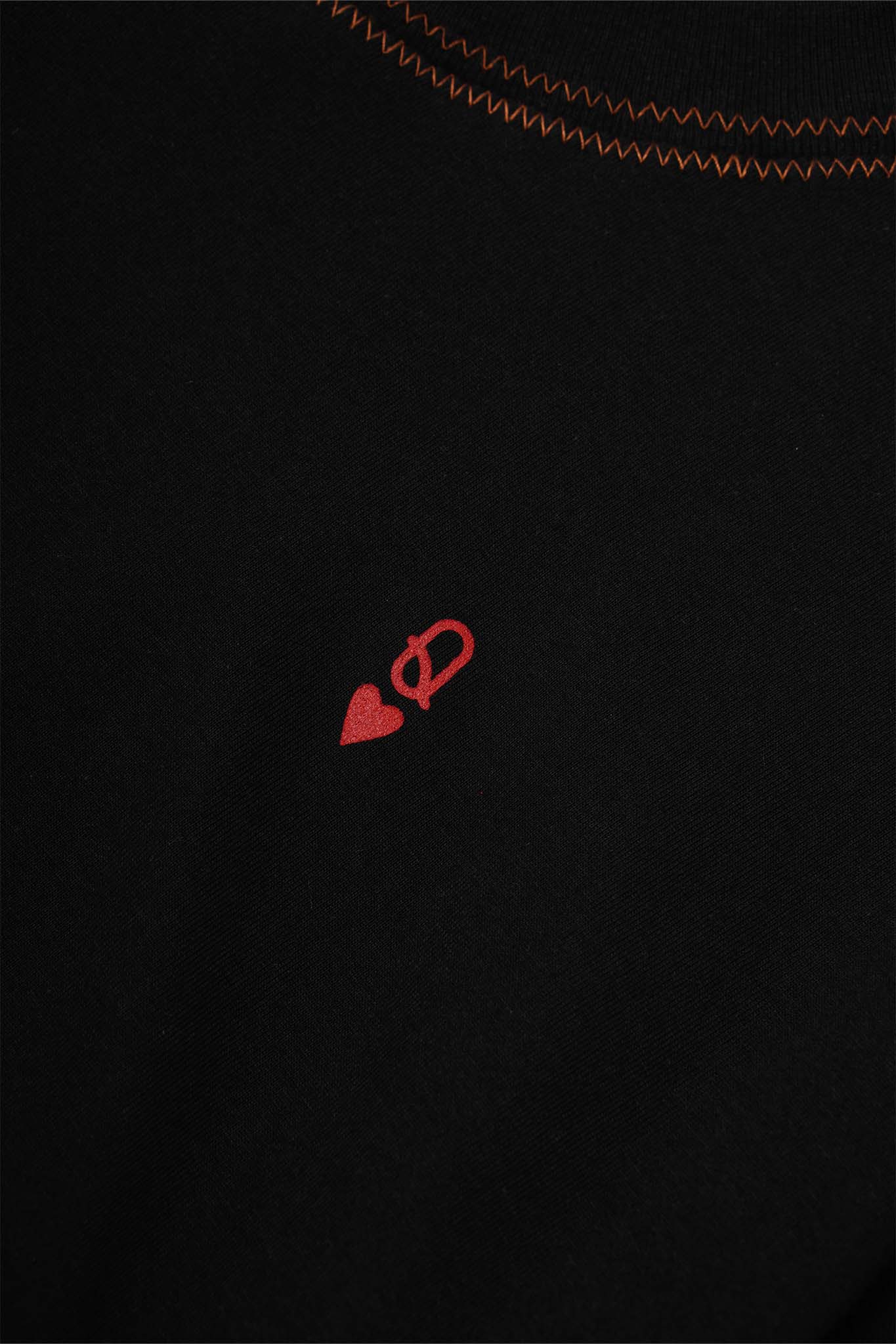 QUEEN OF HEARTS TEE IN CAVIAR