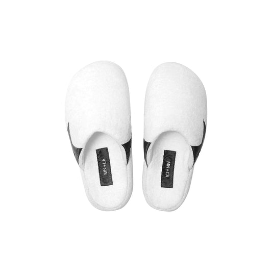GRIZZLY CLOGS IN SNOW