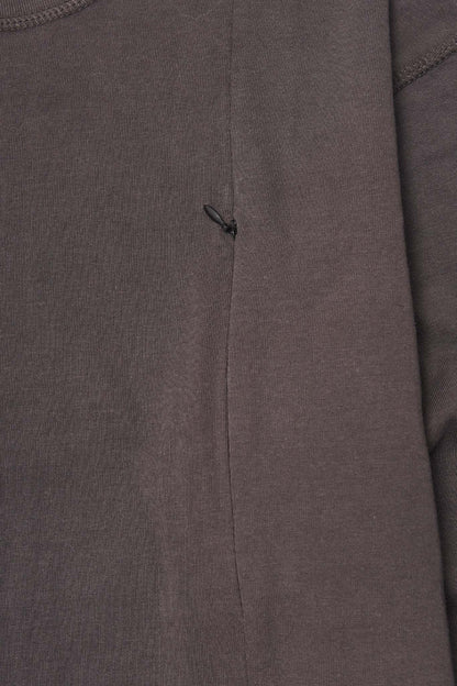 UTILITY LONGSLEEVE TEE IN CHARCOAL GREY