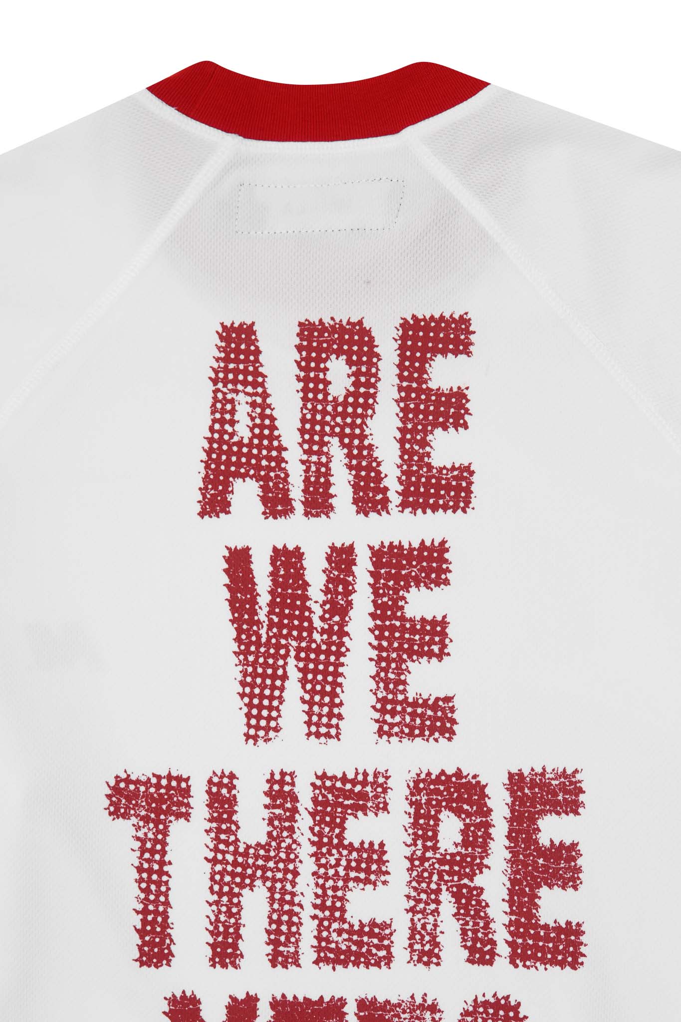 "ARE WE THERE YET?" TEE IN WHITE/RARRI RED