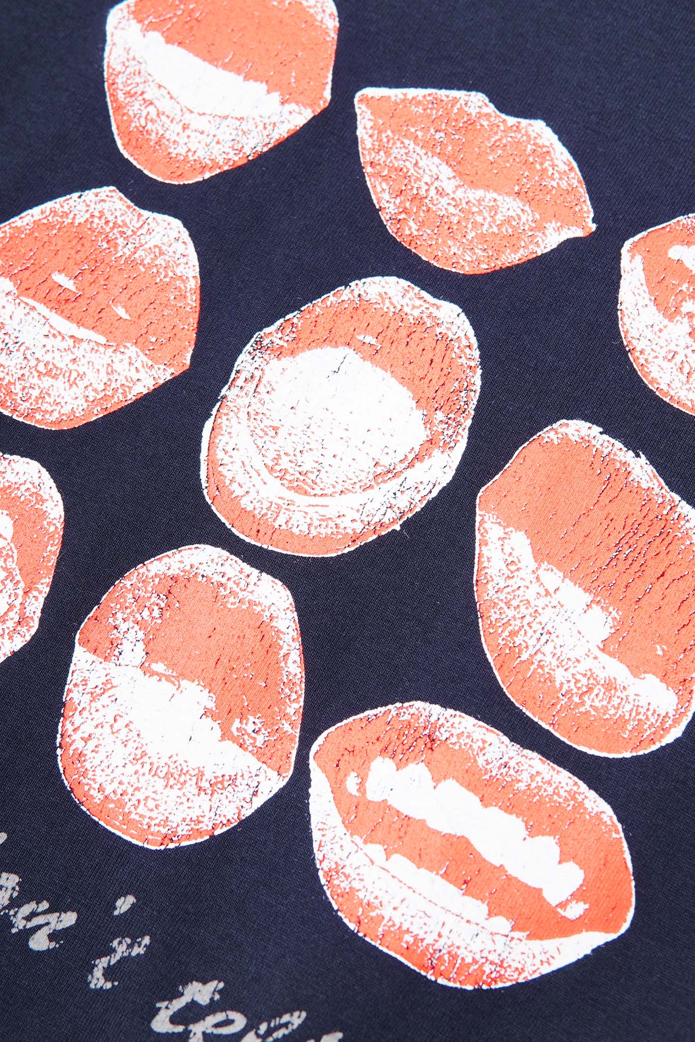 "KISS...DON'T TELL" TEE IN NAVY