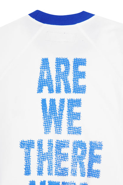 "ARE WE THERE YET?" TEE IN WHITE/ELECTRIC BLUE