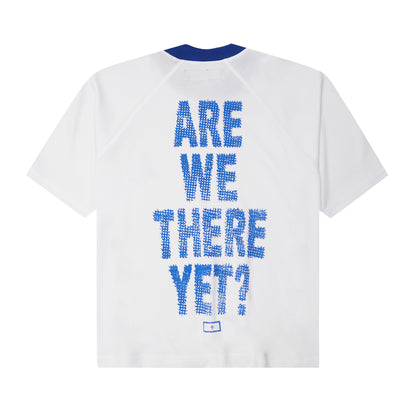 "ARE WE THERE YET?" TEE IN WHITE/ELECTRIC BLUE