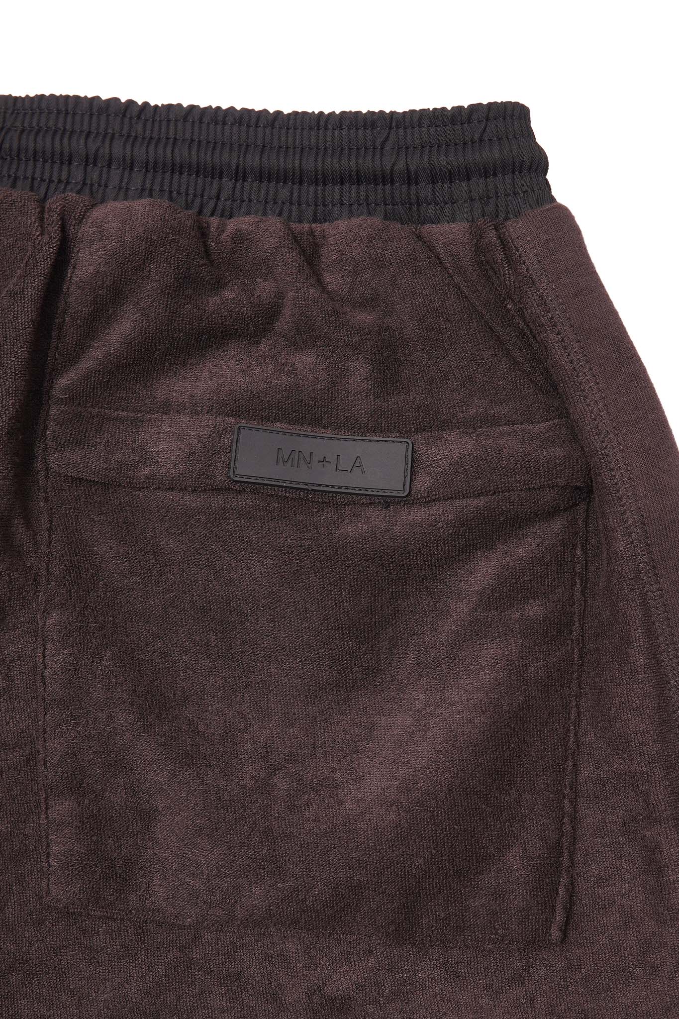 TOWEL STRIDE SHORTS IN CHARCOAL GREY