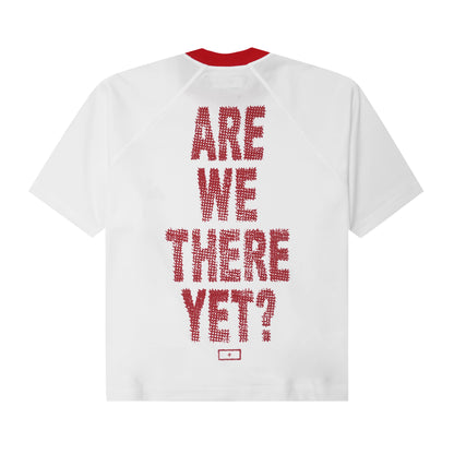 "ARE WE THERE YET?" TEE IN WHITE/RARRI RED