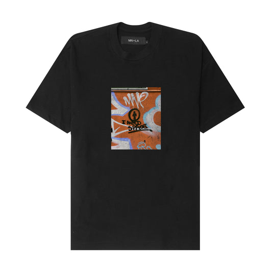 "I NEED SPACE" TEE IN ANTHRACITE