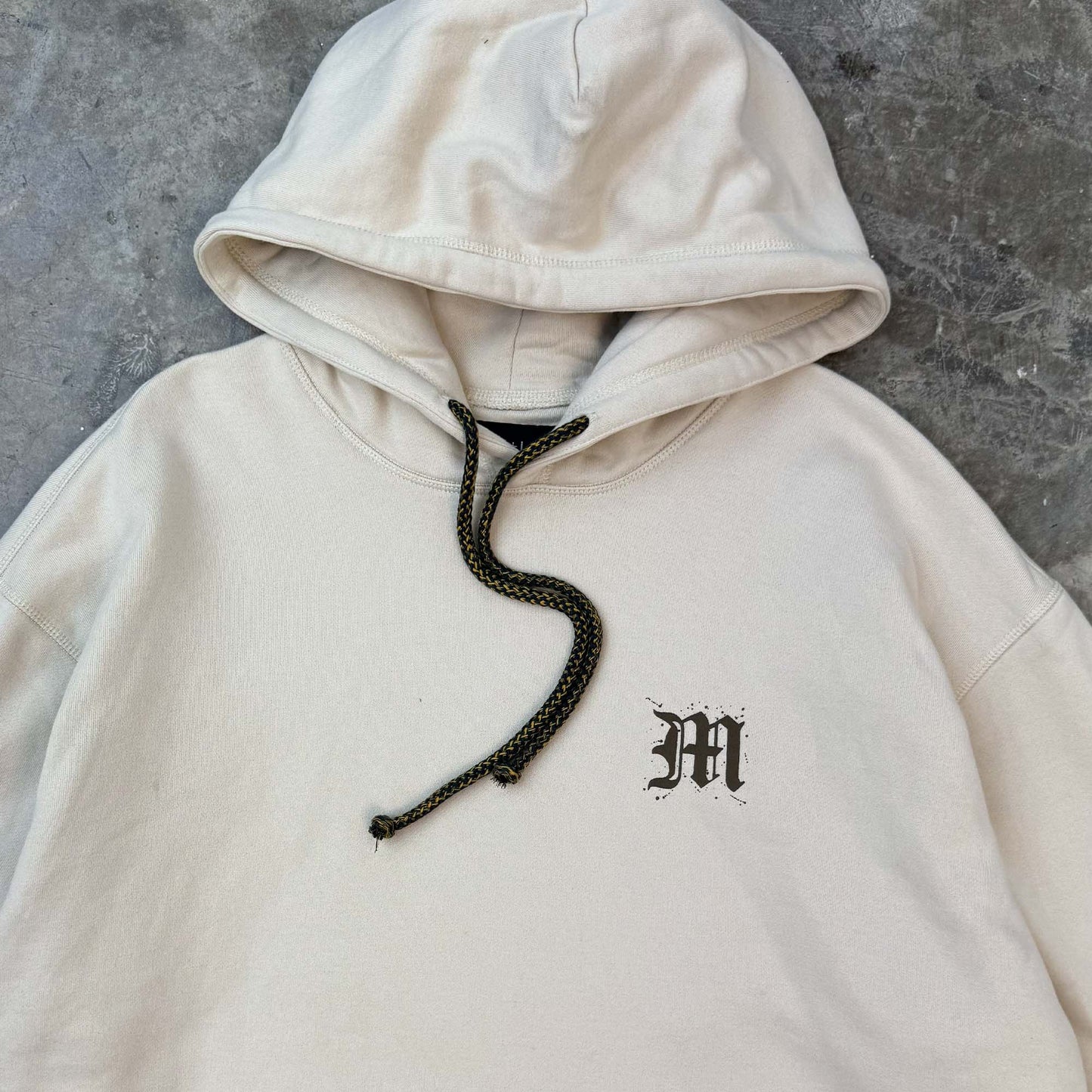 "M'$ SPECKS V2" CUTOFF HOODIE IN OAT