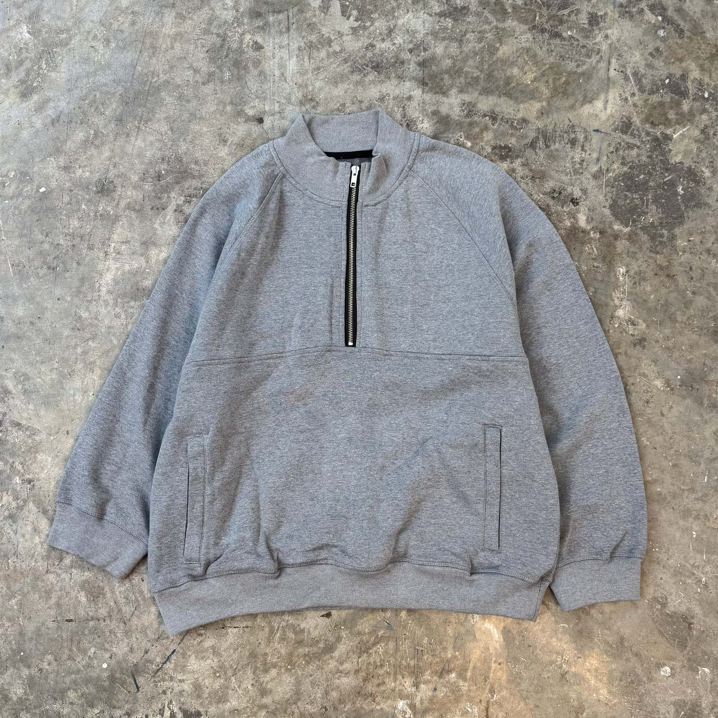 QUARTER ZIP SWEATSHIRT IN HEATHER GREY