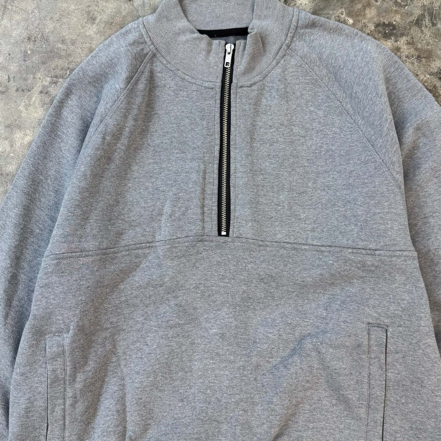 QUARTER ZIP SWEATSHIRT IN HEATHER GREY