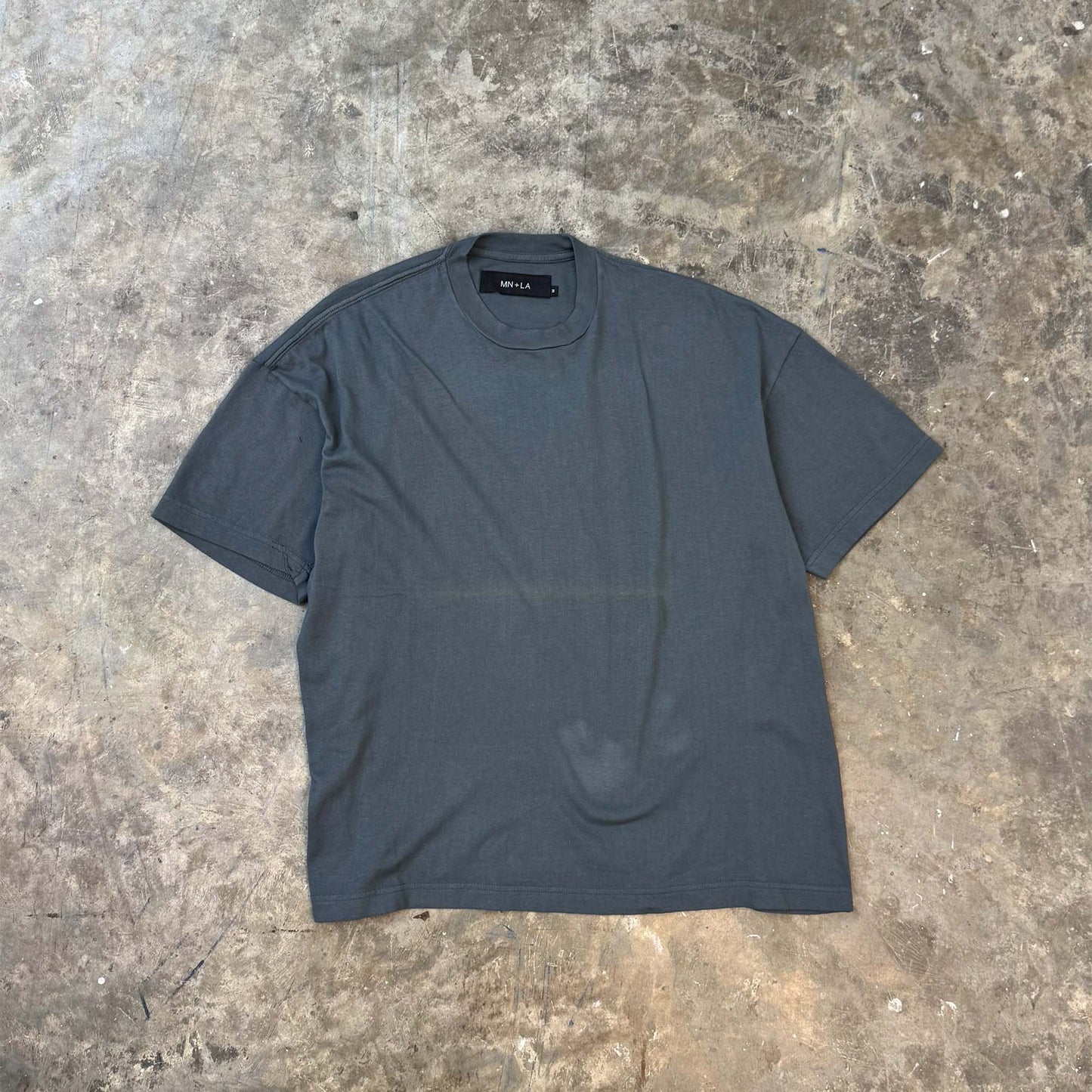 BOX LITE TEE IN CEMENT GREY