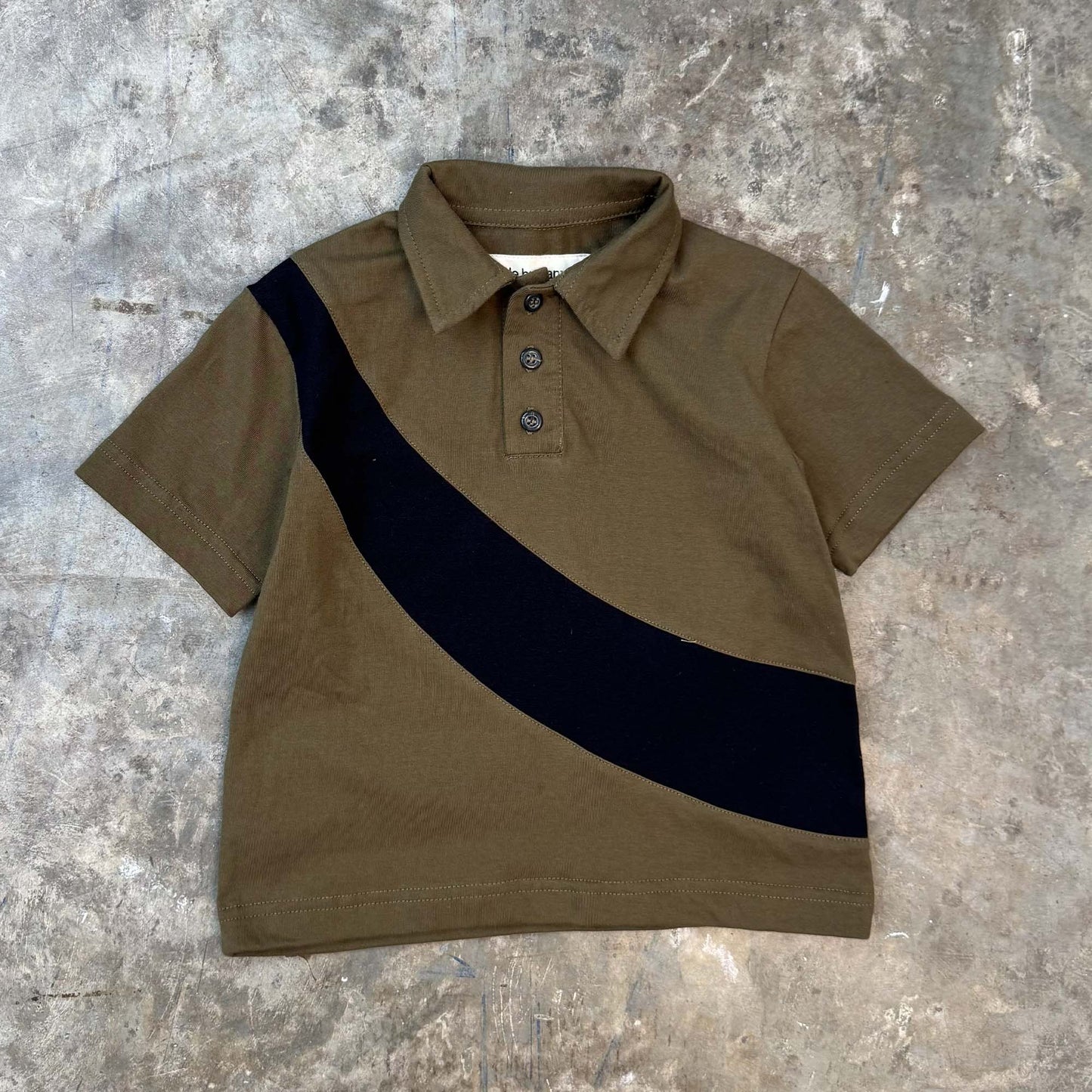 LITTLE HUMAN™ ARC S/S POLO SHIRT IN OLIVE