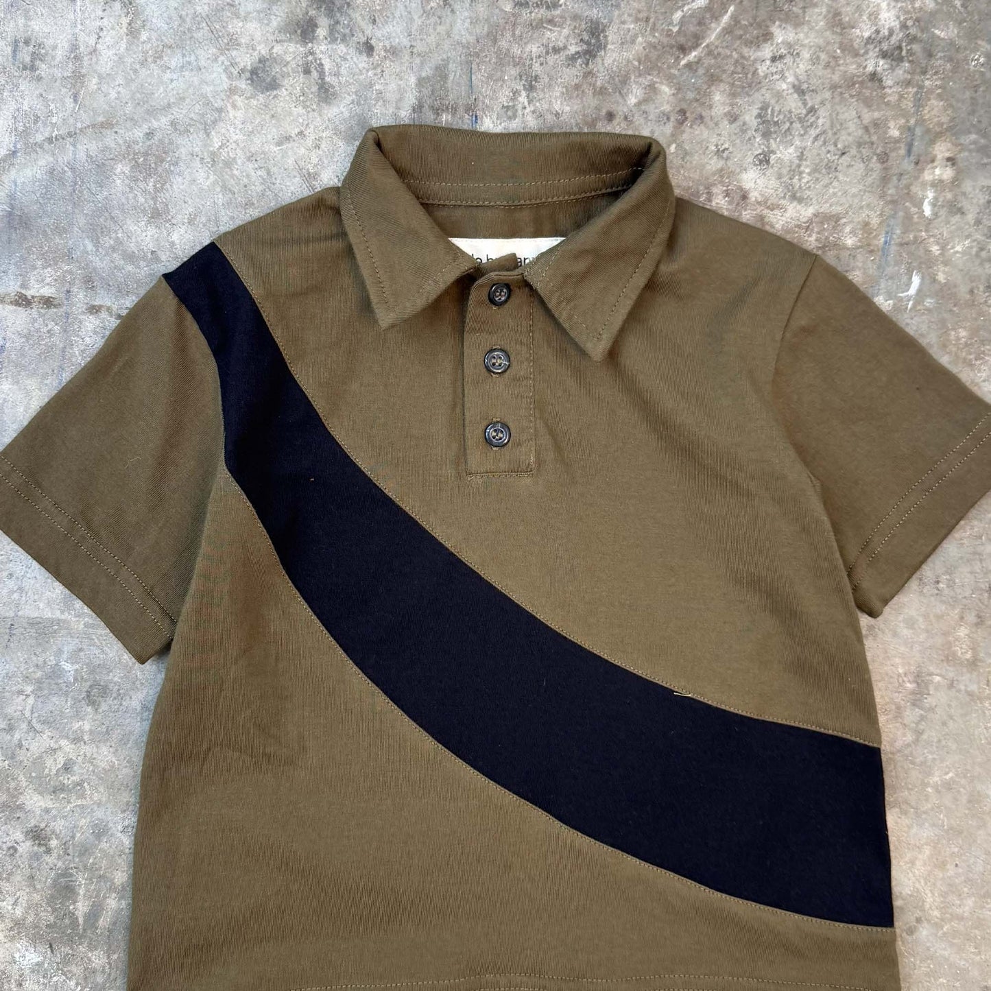 LITTLE HUMAN™ ARC S/S POLO SHIRT IN OLIVE