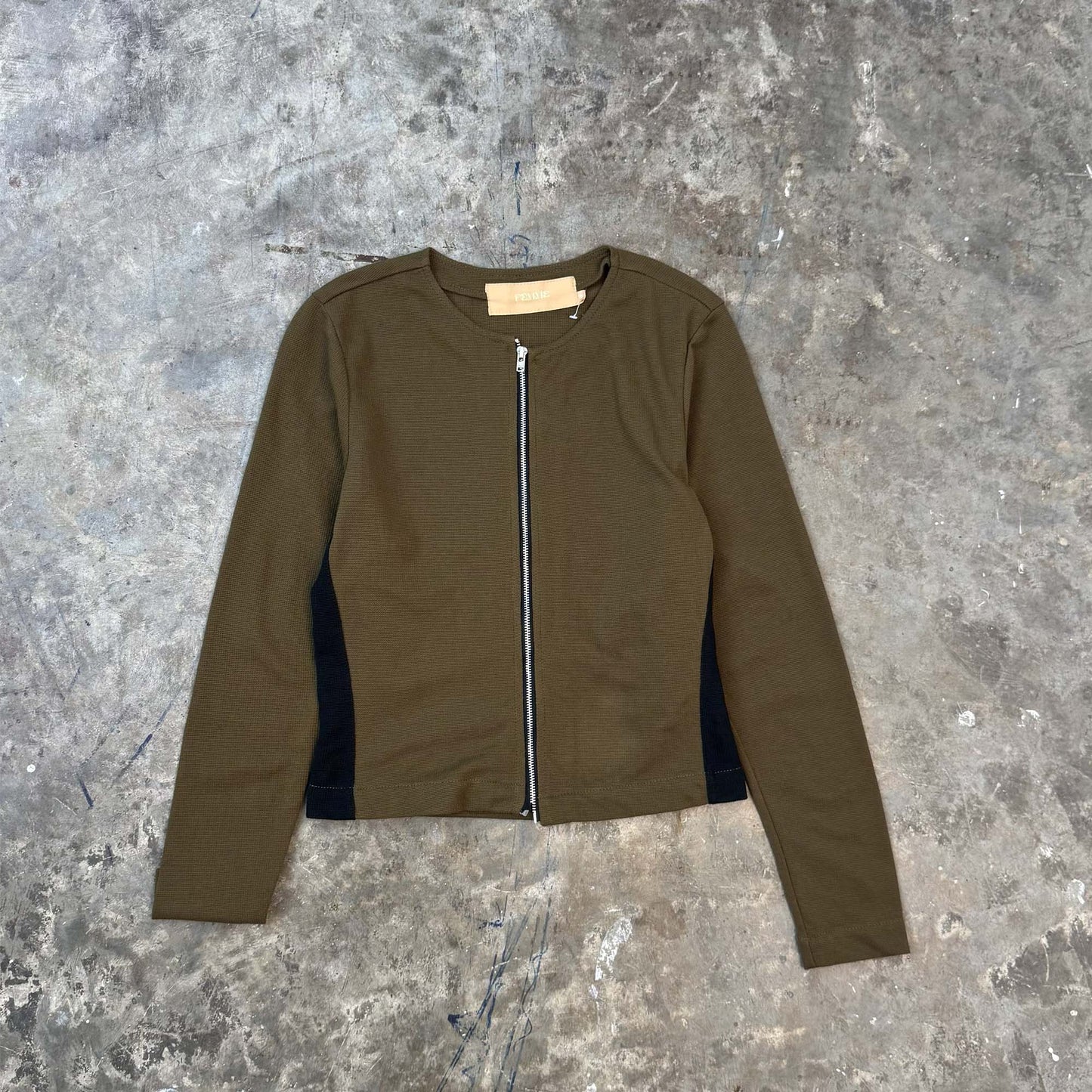 ZIP SCOOP NECK IN OLIVE