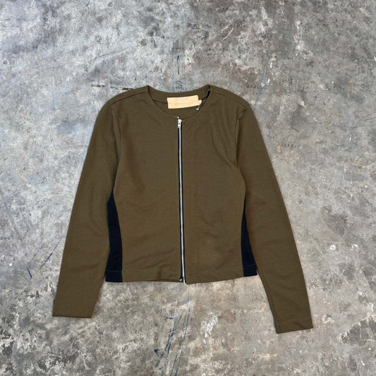ZIP SCOOP NECK IN OLIVE