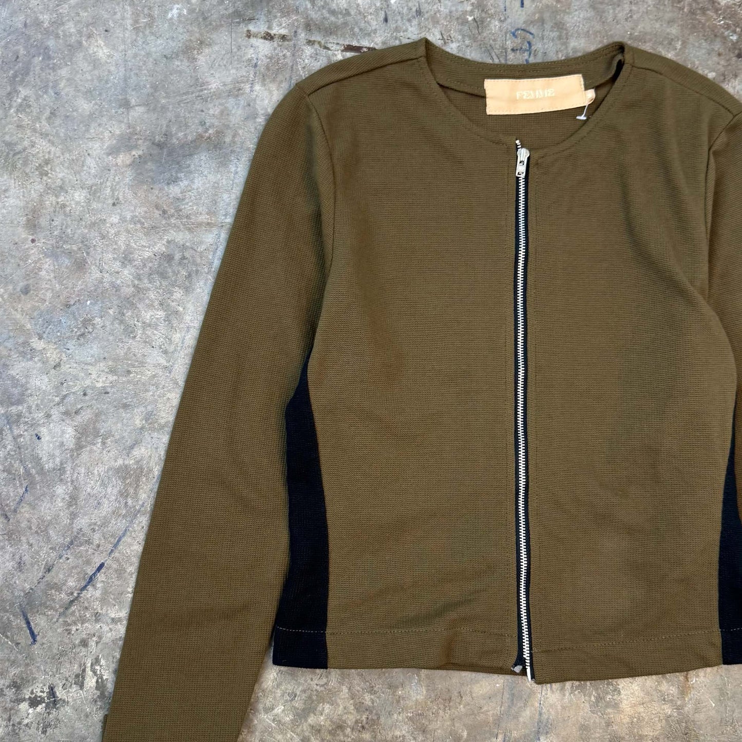 ZIP SCOOP NECK IN OLIVE