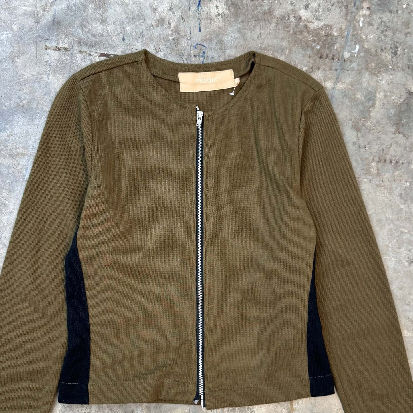ZIP SCOOP NECK IN OLIVE