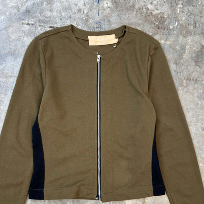 ZIP SCOOP NECK IN OLIVE