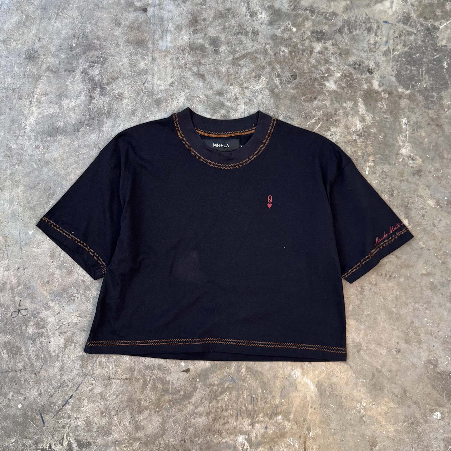 QUEEN OF HEARTS TEE IN CAVIAR