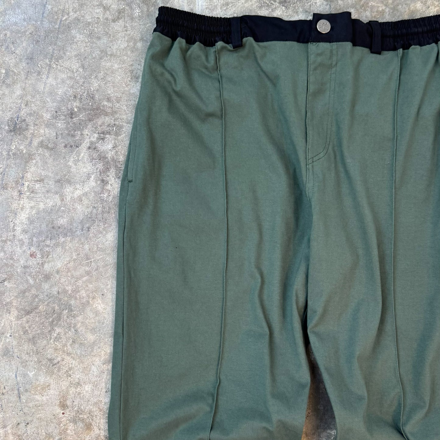 PLEATED ULTRA WIDE PANTS IN MOSS