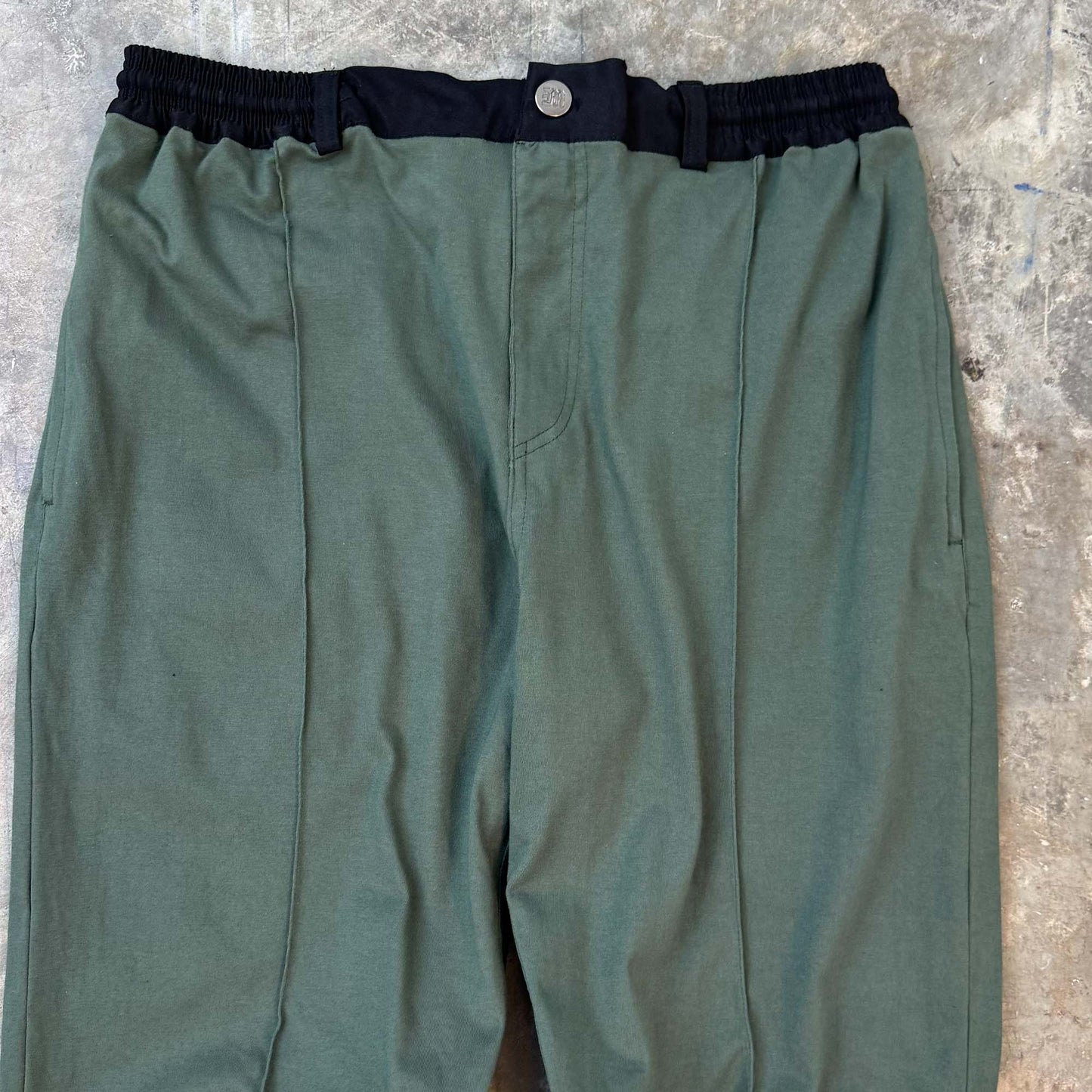 PLEATED ULTRA WIDE PANTS IN MOSS